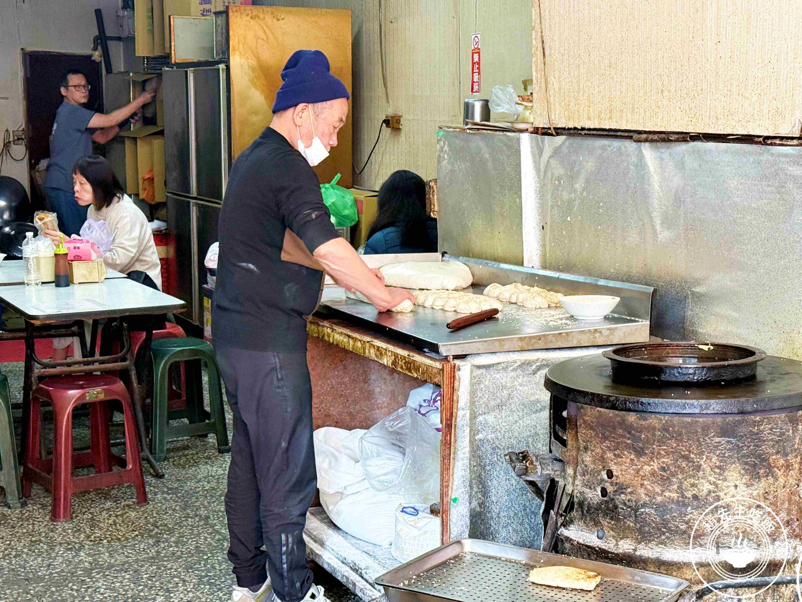 【龍山寺美食】原西園橋下燒餅油條，一套只要30元太佛心，現做酥脆口感推薦(菜單) @趙先生吃飯