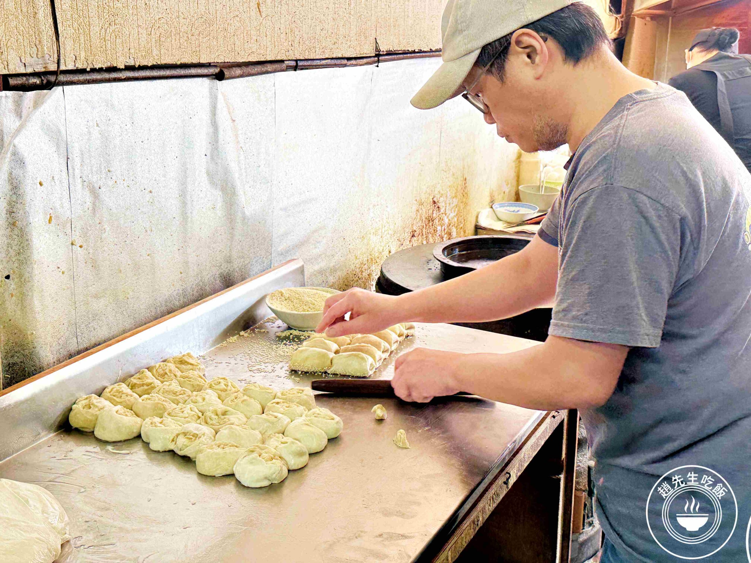【龍山寺美食】原西園橋下燒餅油條，一套只要30元太佛心，現做酥脆口感推薦(菜單) @趙先生吃飯