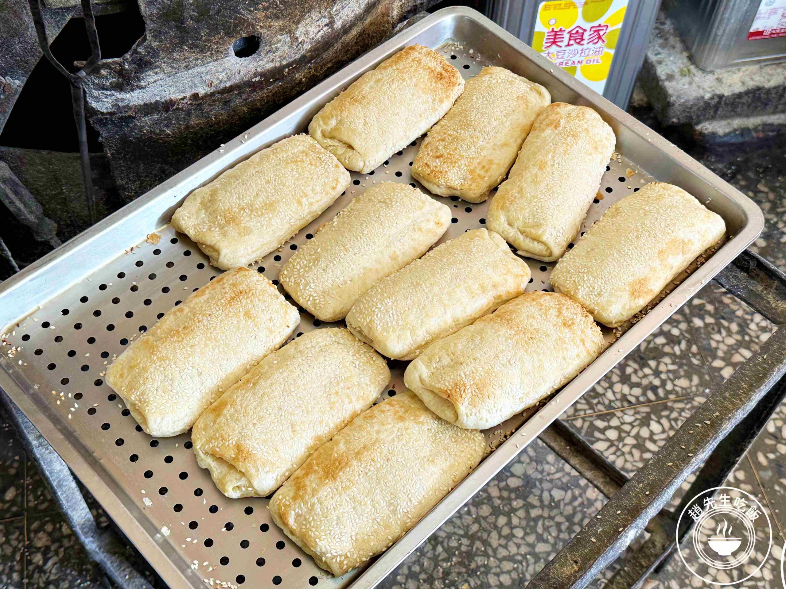 【龍山寺美食】原西園橋下燒餅油條，一套只要30元太佛心，現做酥脆口感推薦(菜單) @趙先生吃飯