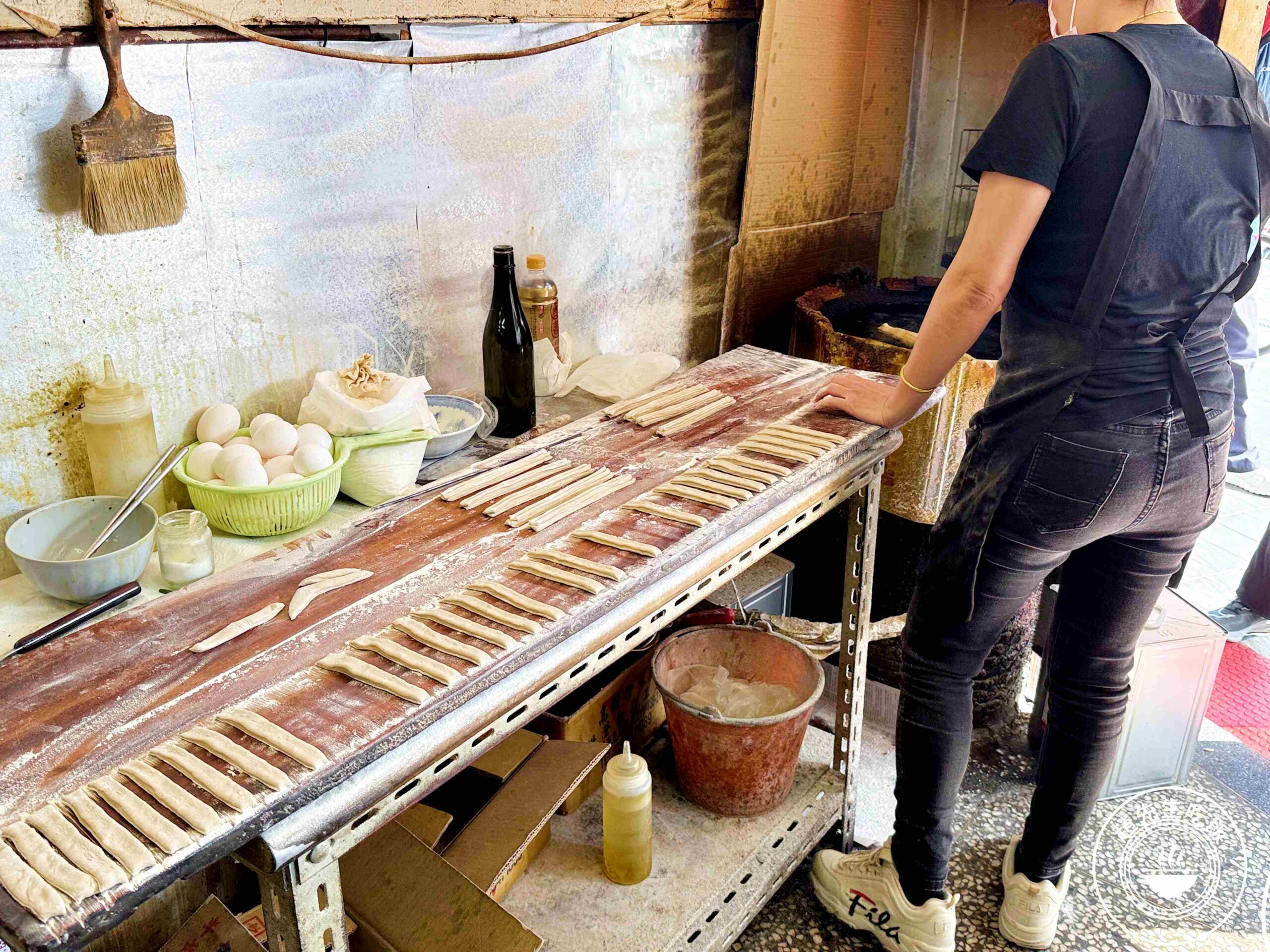 【龍山寺美食】原西園橋下燒餅油條，一套只要30元太佛心，現做酥脆口感推薦(菜單) @趙先生吃飯