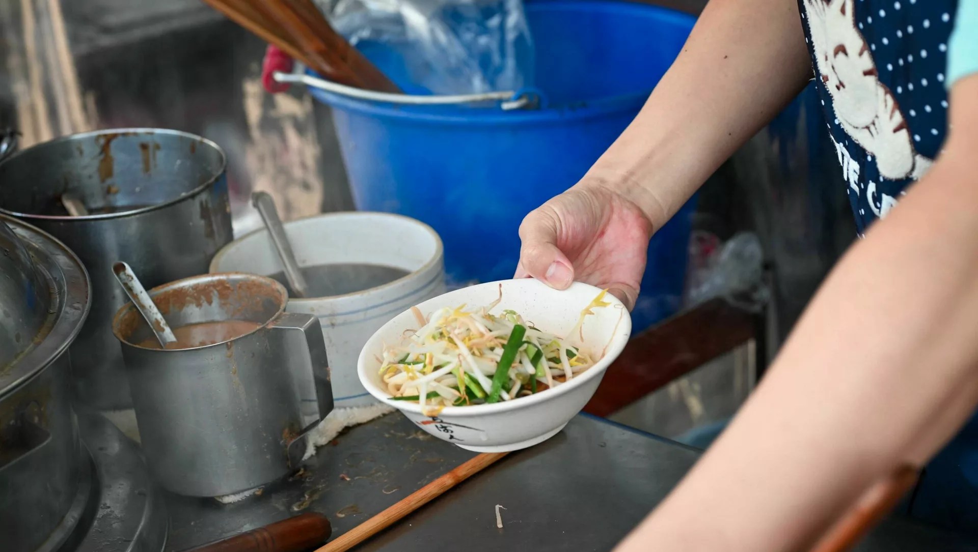 【基隆美食】六號碼頭麵店五層豬腸湯，超厚實層次感五層豬腸湯、古早味乾麵推薦(菜單) @趙先生吃飯