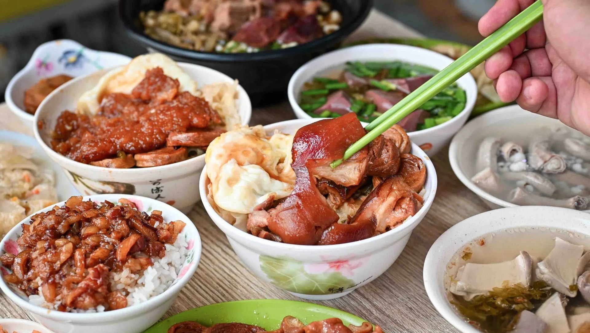 【新莊美食】後菜園艋舺腿庫飯，腿庫、焢肉、雞腿排骨都美味便宜好吃推薦(菜單)