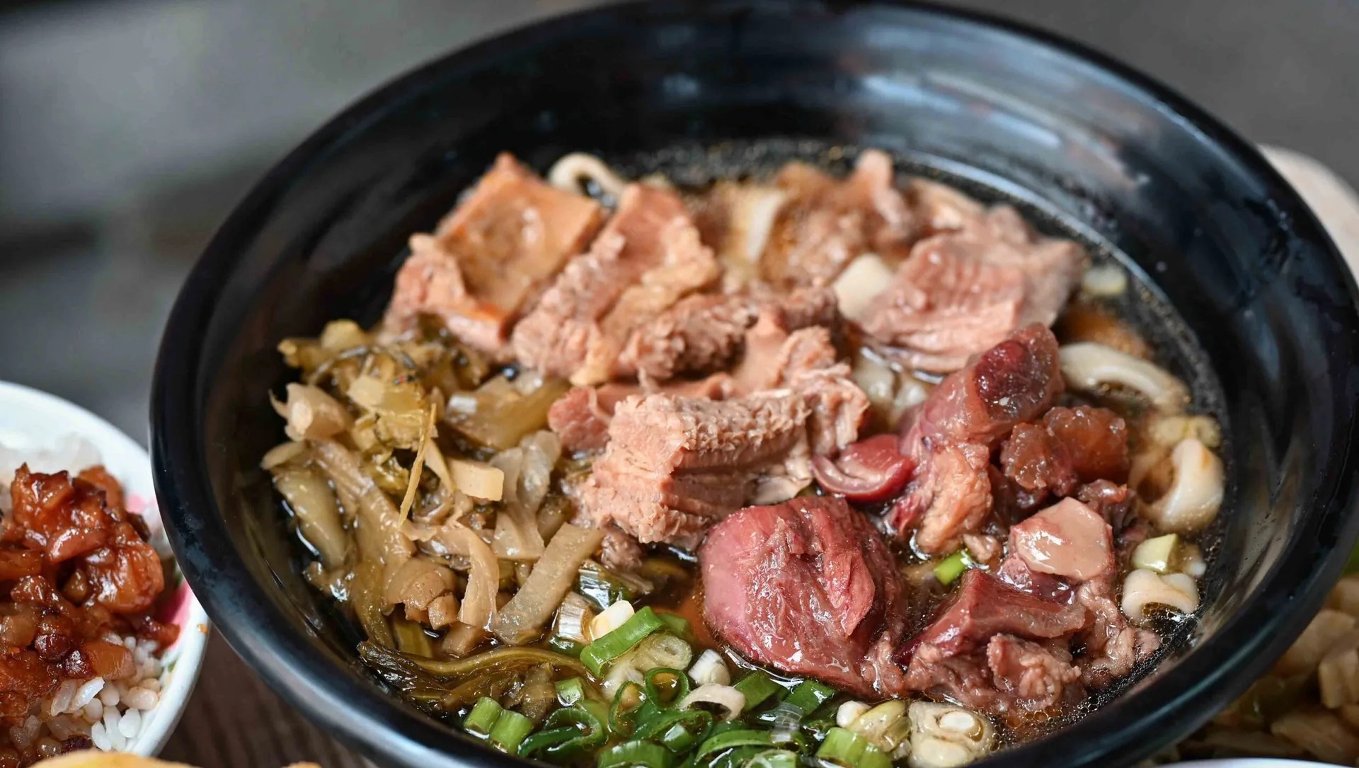 【新莊美食】後菜園艋舺腿庫飯，誇張便宜好吃便當，大雞腿只要100推薦(菜單) @趙先生吃飯