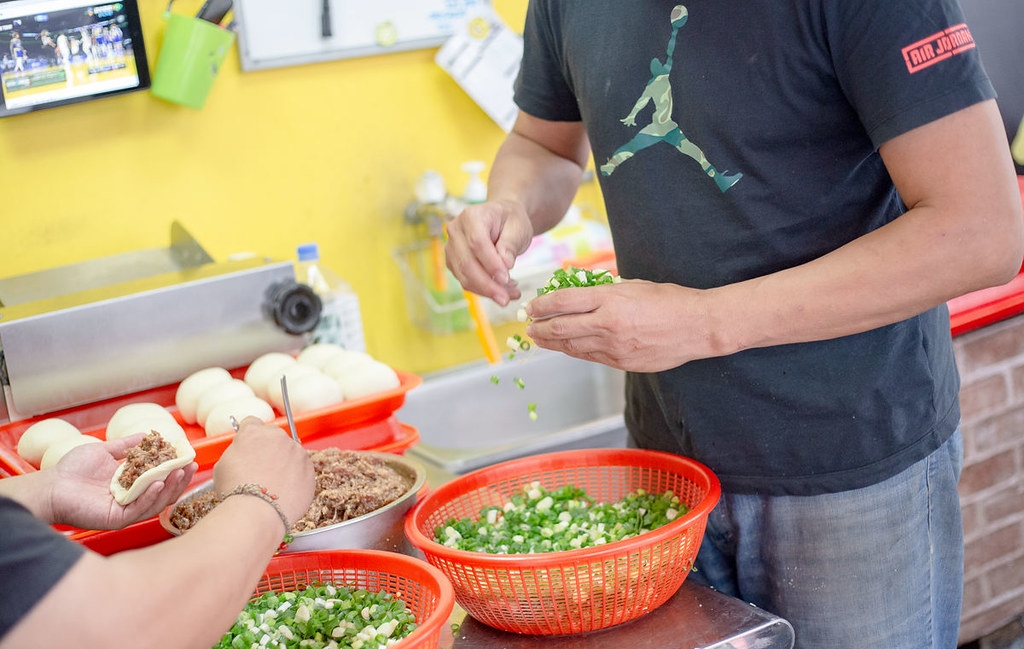 【松江南京美食】黑老闆胡椒餅，蔥塞超多，咬下去肉汁直接噴出來推薦(菜單) @趙先生吃飯