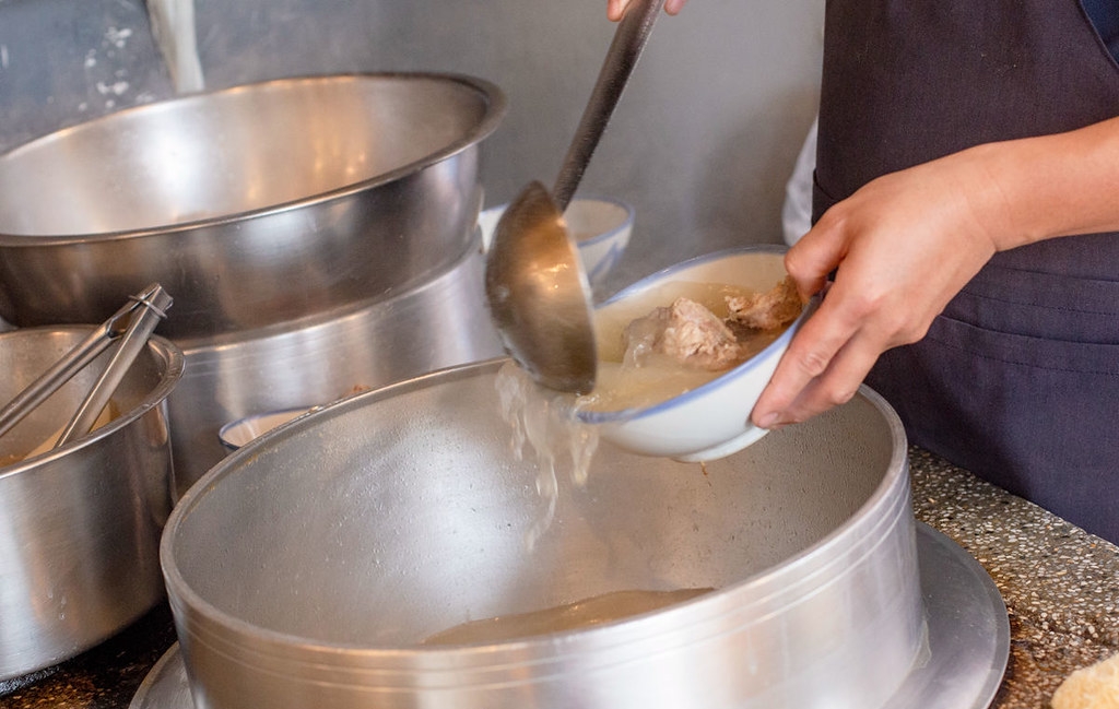 【南京復興美食】排骨湯 高麗菜飯，只賣兩樣生意好到爆，蘿蔔排骨湯好喝可加湯推薦(菜單) @趙先生吃飯