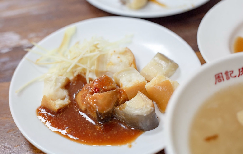 【龍山寺美食】周記肉粥店，一碗15元肉粥無限續湯與酥脆紅燒肉推薦 (菜單) @趙先生吃飯