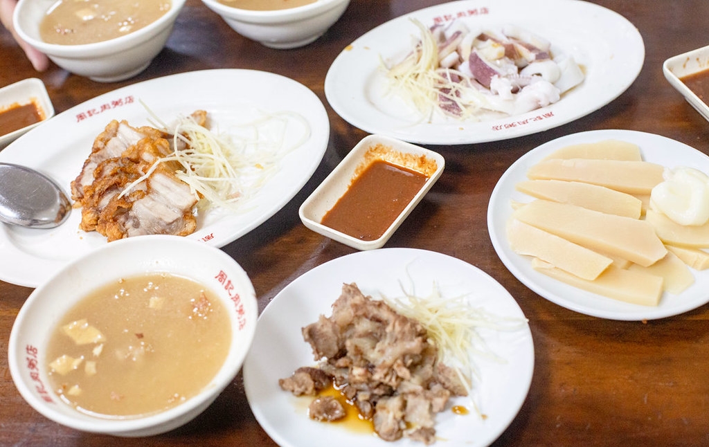 【龍山寺美食】周記肉粥店，一碗15元肉粥無限續湯與酥脆紅燒肉推薦 (菜單) @趙先生吃飯