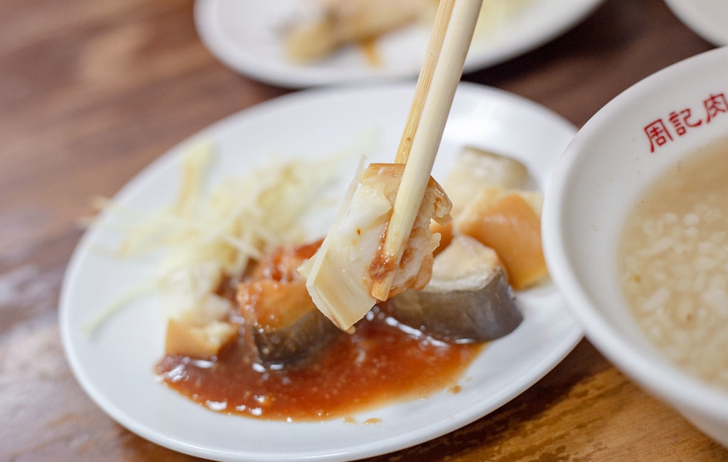 【龍山寺美食】周記肉粥店，一碗15元肉粥無限續湯與酥脆紅燒肉推薦 (菜單) @趙先生吃飯