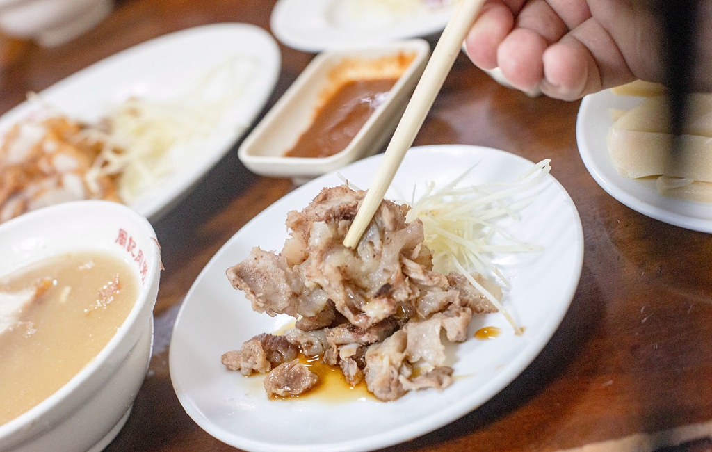 【龍山寺美食】周記肉粥店，一碗15元肉粥無限續湯與酥脆紅燒肉推薦 (菜單) @趙先生吃飯