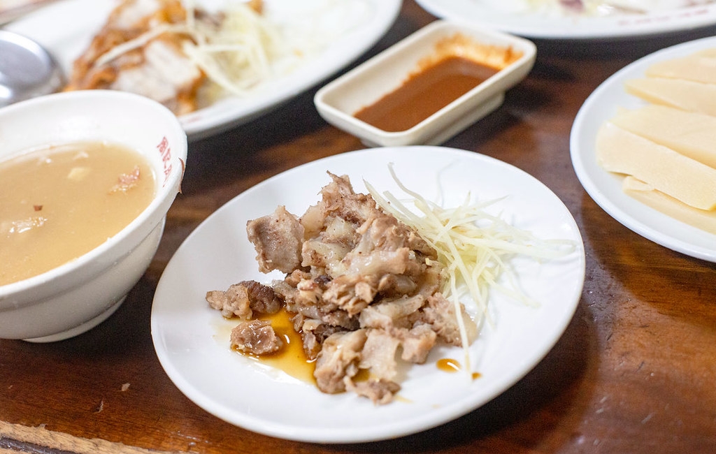 【龍山寺美食】周記肉粥店，一碗15元肉粥無限續湯與酥脆紅燒肉推薦 (菜單) @趙先生吃飯