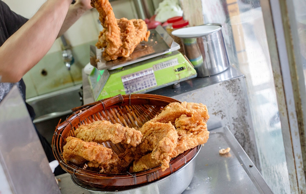 【龍山寺美食】周記肉粥店，一碗15元肉粥無限續湯與酥脆紅燒肉推薦 (菜單) @趙先生吃飯