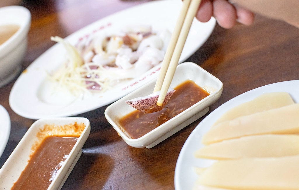 【龍山寺美食】周記肉粥店，一碗15元肉粥無限續湯與酥脆紅燒肉推薦 (菜單) @趙先生吃飯