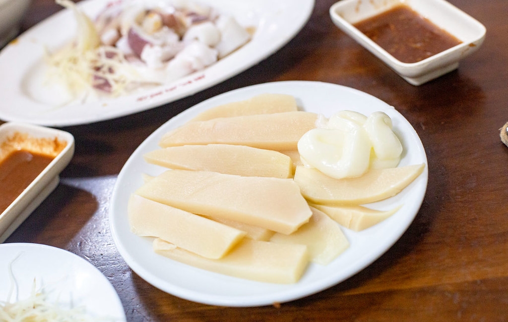 【龍山寺美食】周記肉粥店，一碗15元肉粥無限續湯與酥脆紅燒肉推薦 (菜單) @趙先生吃飯