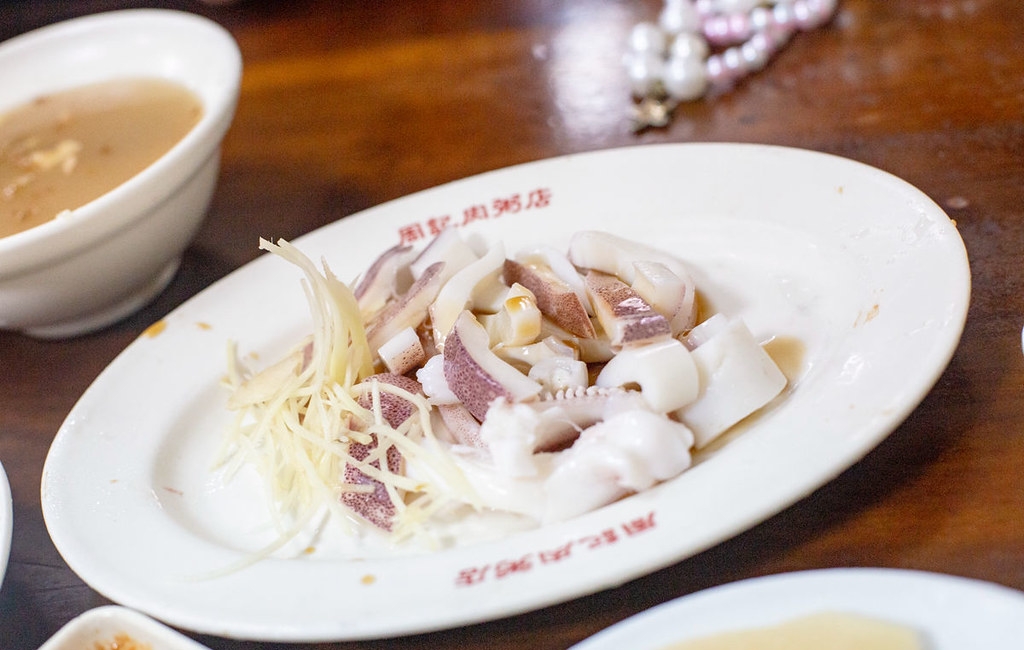 【龍山寺美食】周記肉粥店，一碗15元肉粥無限續湯與酥脆紅燒肉推薦 (菜單) @趙先生吃飯