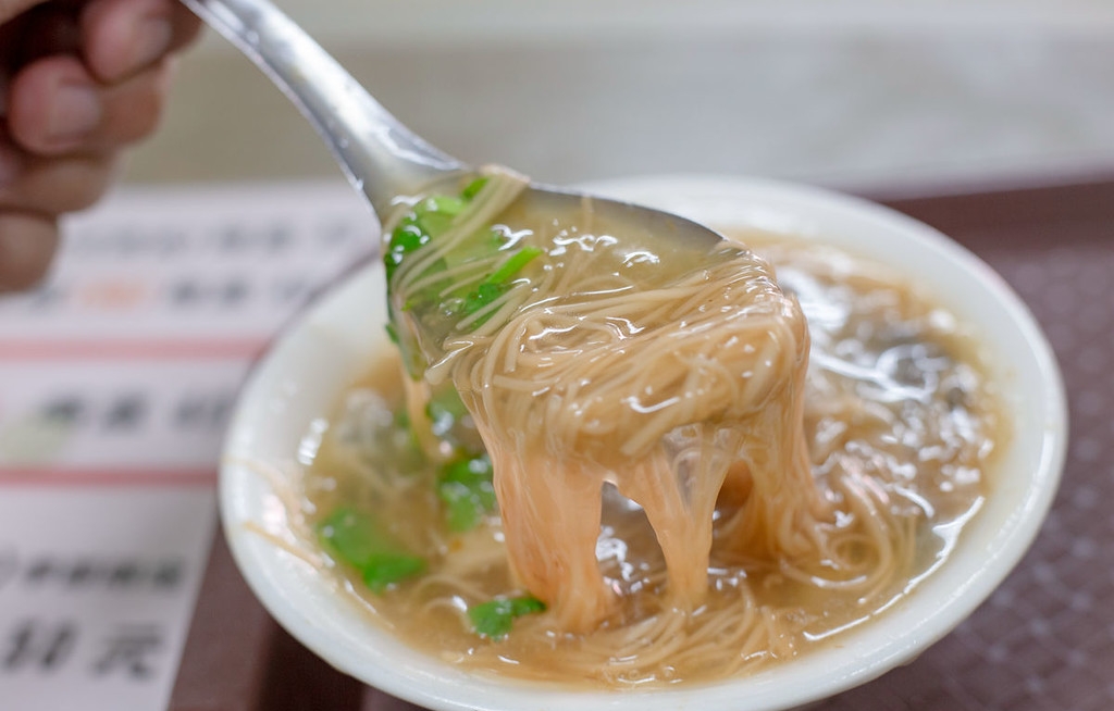 【板橋美食】油庫口蚵仔麵線+炭烤香腸，新埔站巷弄四十年小吃推薦大麵線加炭烤香腸 @趙先生吃飯