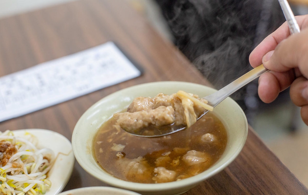 【南京三民美食】阿草赤肉羹，40年老字號，實在紮實的赤肉口感推薦(菜單) @趙先生吃飯