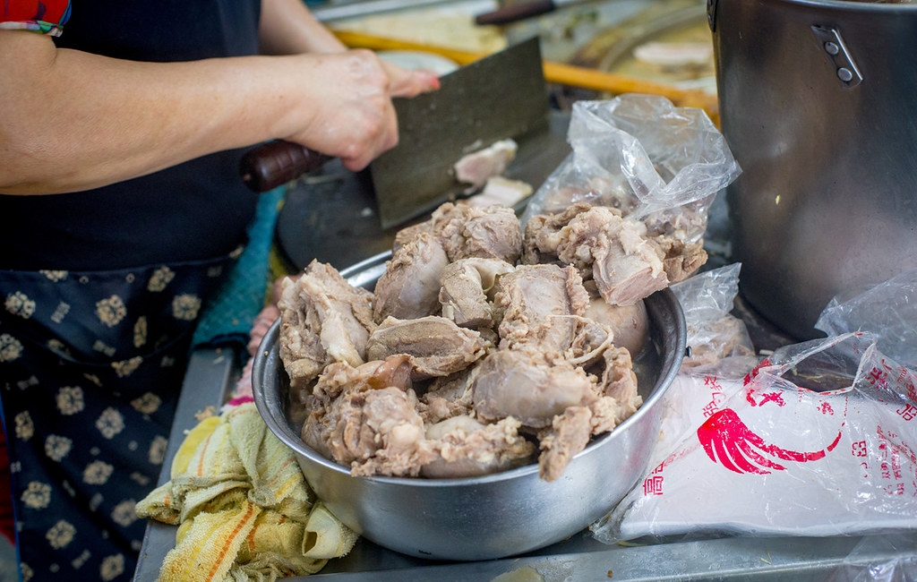 【松山美食】新東街米粉湯，隱藏在草埔市場的無名早午餐黑白切推薦(菜單) @趙先生吃飯