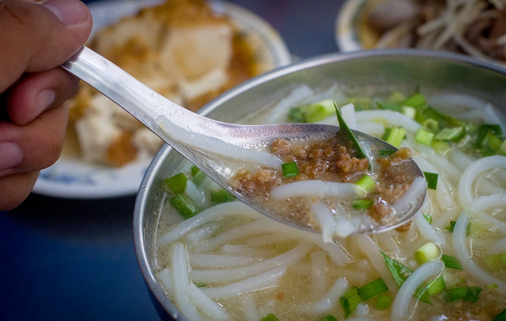 【松山美食】新東街米粉湯，隱藏在草埔市場的無名早午餐黑白切推薦(菜單) @趙先生吃飯