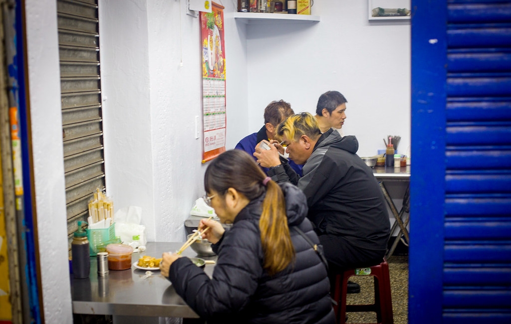 【松山美食】新東街米粉湯，隱藏在草埔市場的無名早午餐黑白切推薦(菜單) @趙先生吃飯