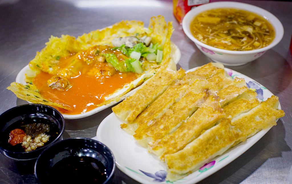 【三重美食】雲林鍋貼，鍋貼、脆皮蛋煎、蚵仔煎超酥脆配東石鮮蚵肥美推薦 (菜單) @趙先生吃飯