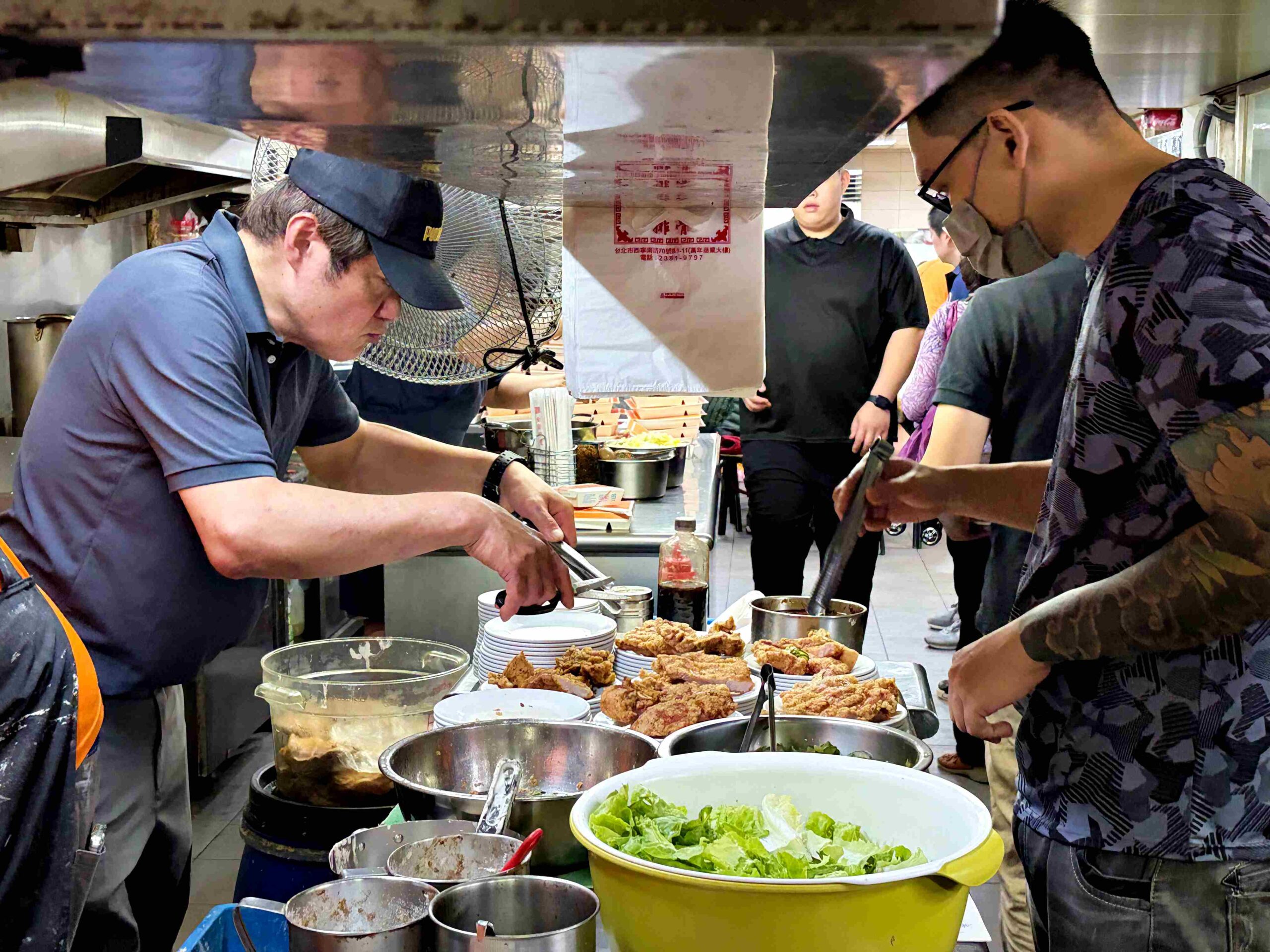 【西門町美食】金園排骨萬年店,外酥內嫩的半世紀老字號排骨飯推薦(菜單) @趙先生吃飯 【西門町美食】金園排骨萬年店,外酥內嫩的半世紀老字號排骨飯推薦(菜單) @趙先生吃飯