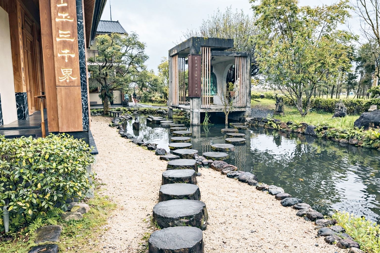 【宜蘭美食景點】《宜蘭北后寺》、《聽水咖啡》，秒飛日本免門票禪意庭園配溪景咖啡推薦(菜單) @趙先生吃飯