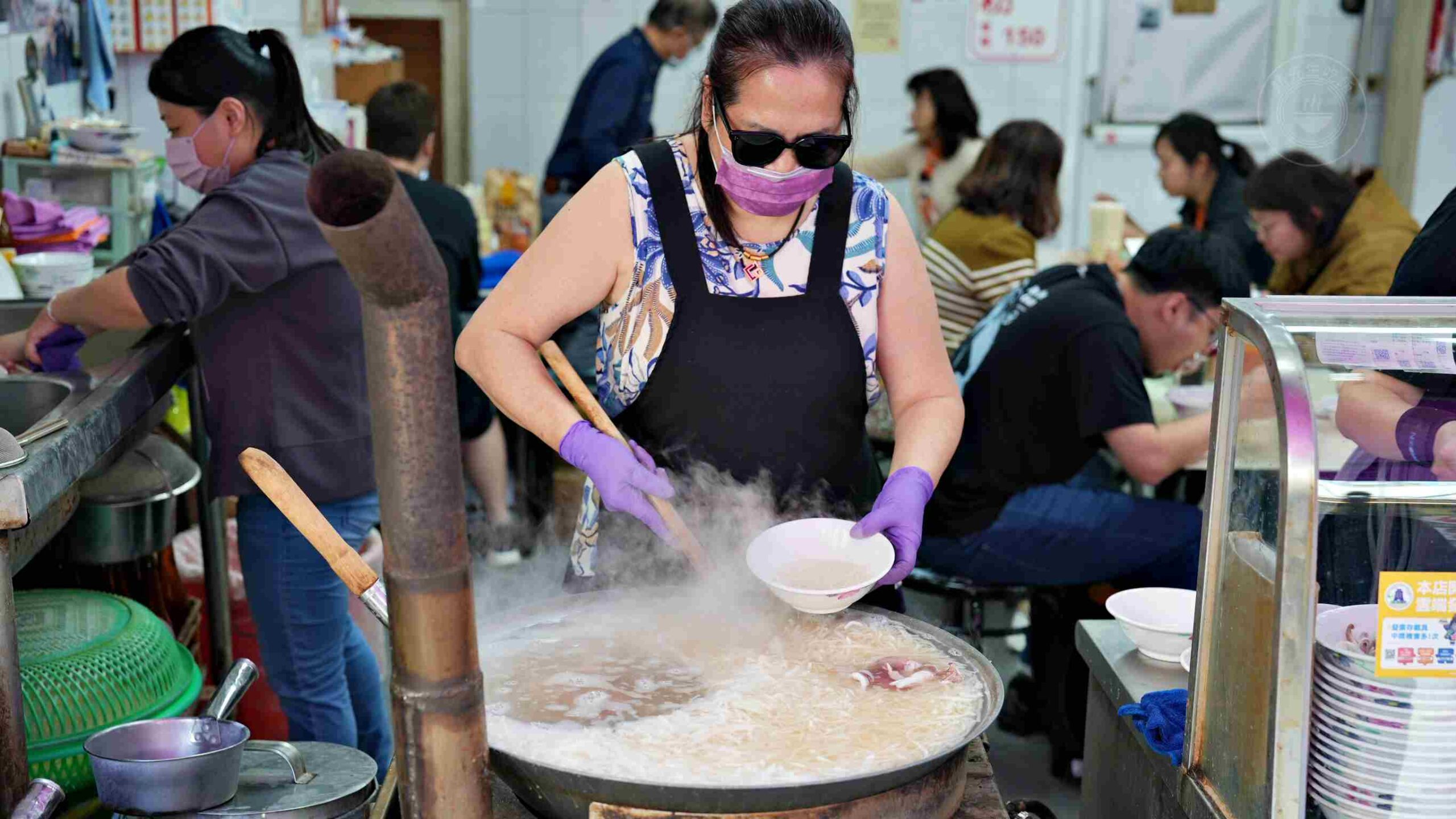 【三芝美食】香聚桶仔雞，柴火烤出金黃脆皮，雞肉嫩到爆汁推薦(菜單)！ @趙先生吃飯