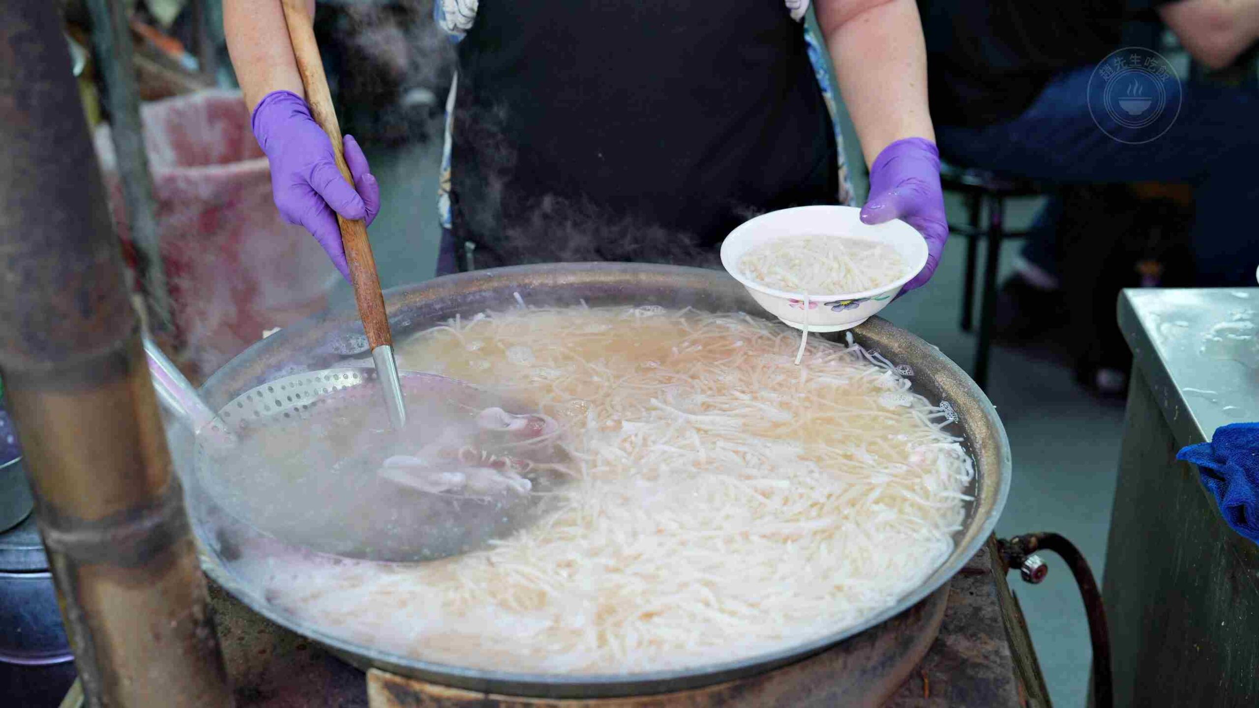 【台南美食】葉家小卷米粉，每天排隊賣完就收的Q彈粗米粉，米其林跟500碗也愛(菜單) @趙先生吃飯