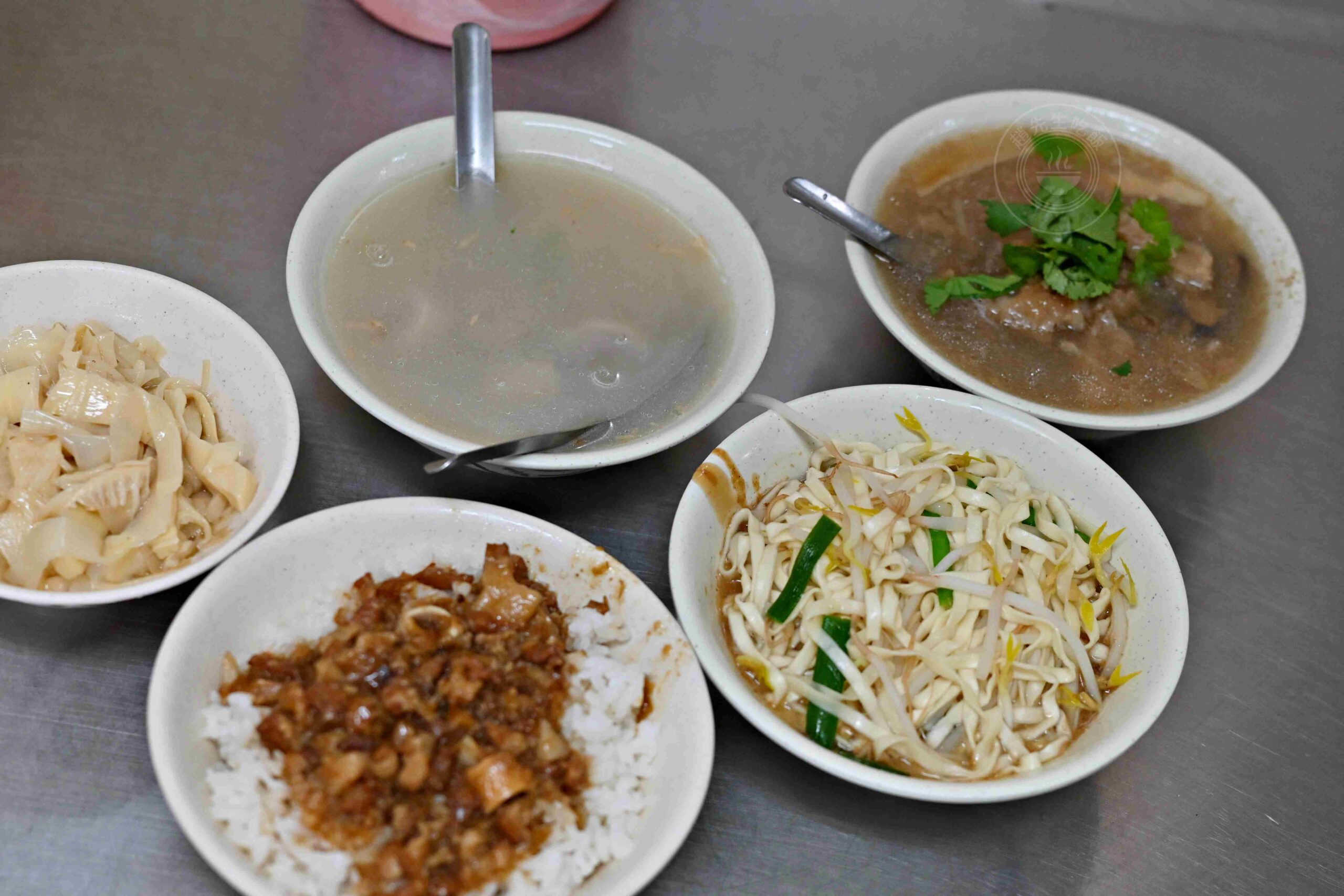 【基隆美食】六號碼頭麵店五層豬腸湯，超厚實層次感五層豬腸湯、古早味乾麵推薦(菜單) @趙先生吃飯