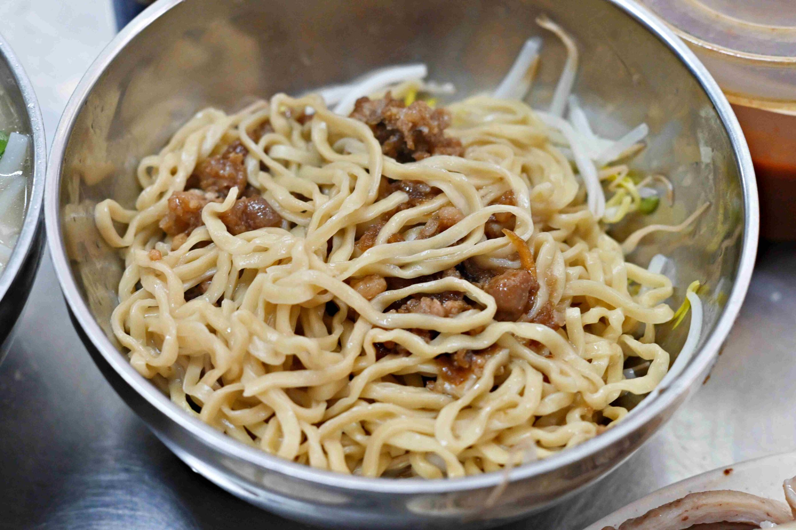 【松山美食】新東街米粉湯，隱藏在草埔市場的無名早午餐黑白切推薦(菜單) @趙先生吃飯