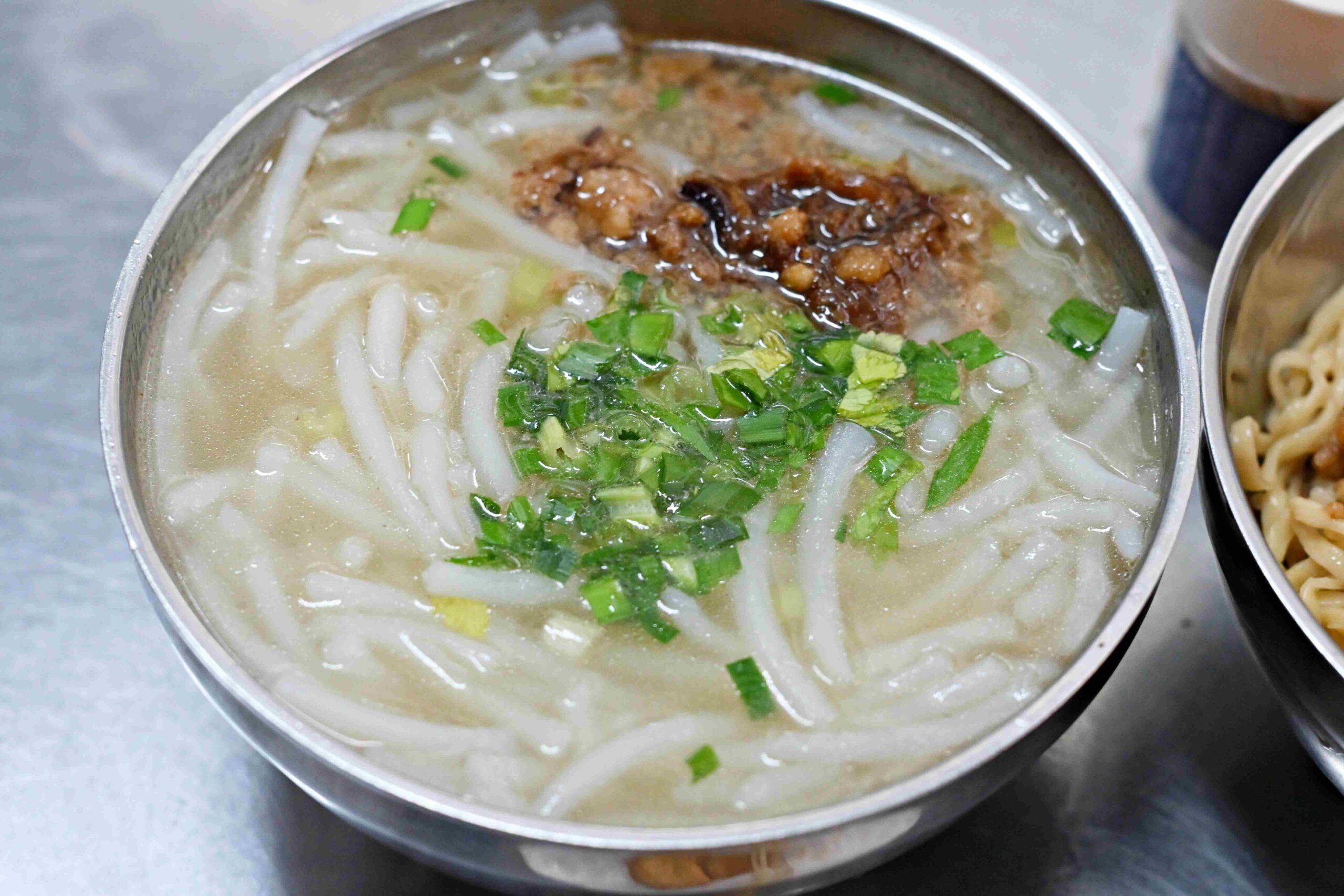 【松山美食】新東街米粉湯，隱藏在草埔市場的無名早午餐黑白切推薦(菜單) @趙先生吃飯