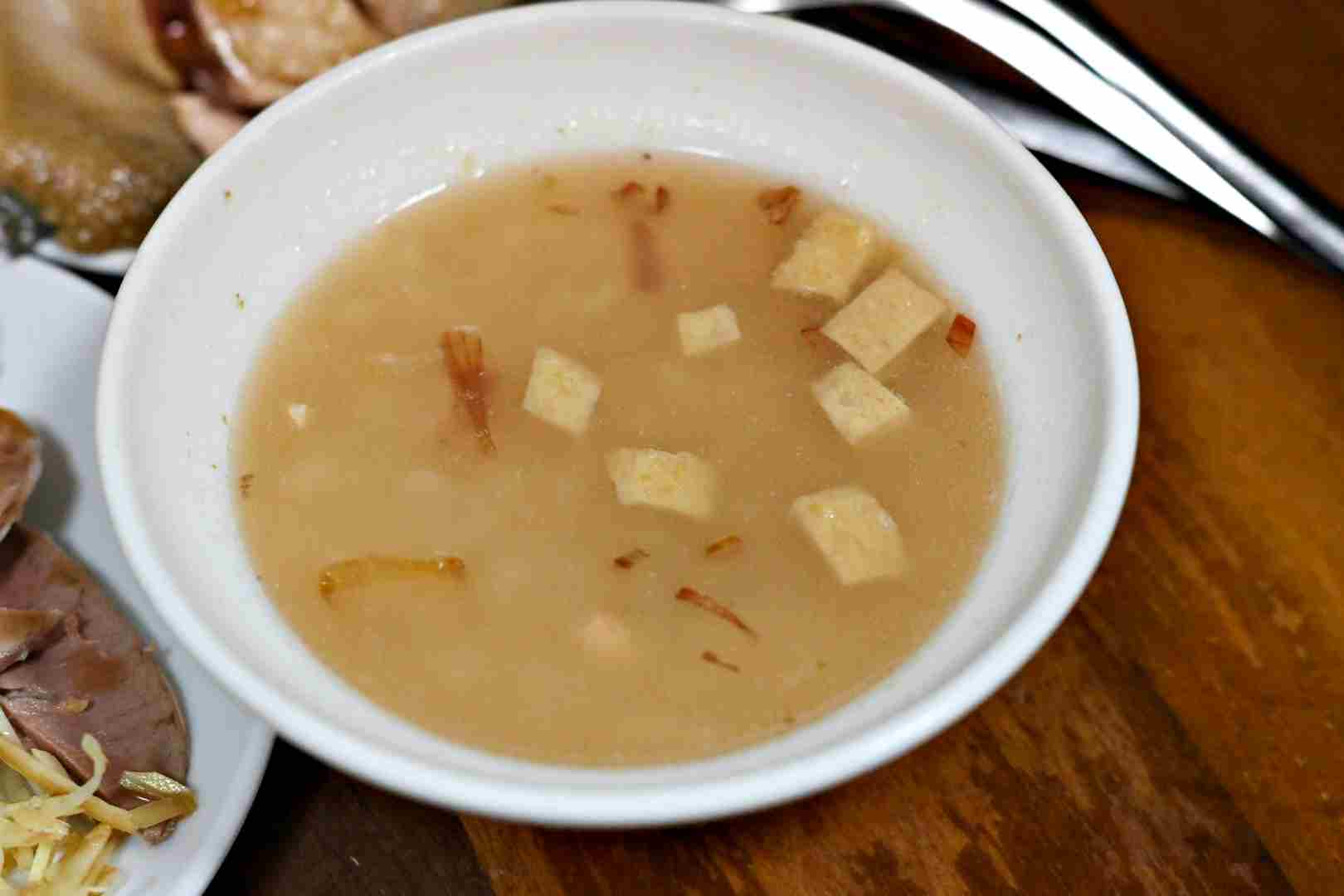 【龍山寺美食】周記肉粥店，一碗15元肉粥無限續湯與酥脆紅燒肉推薦 (菜單) @趙先生吃飯