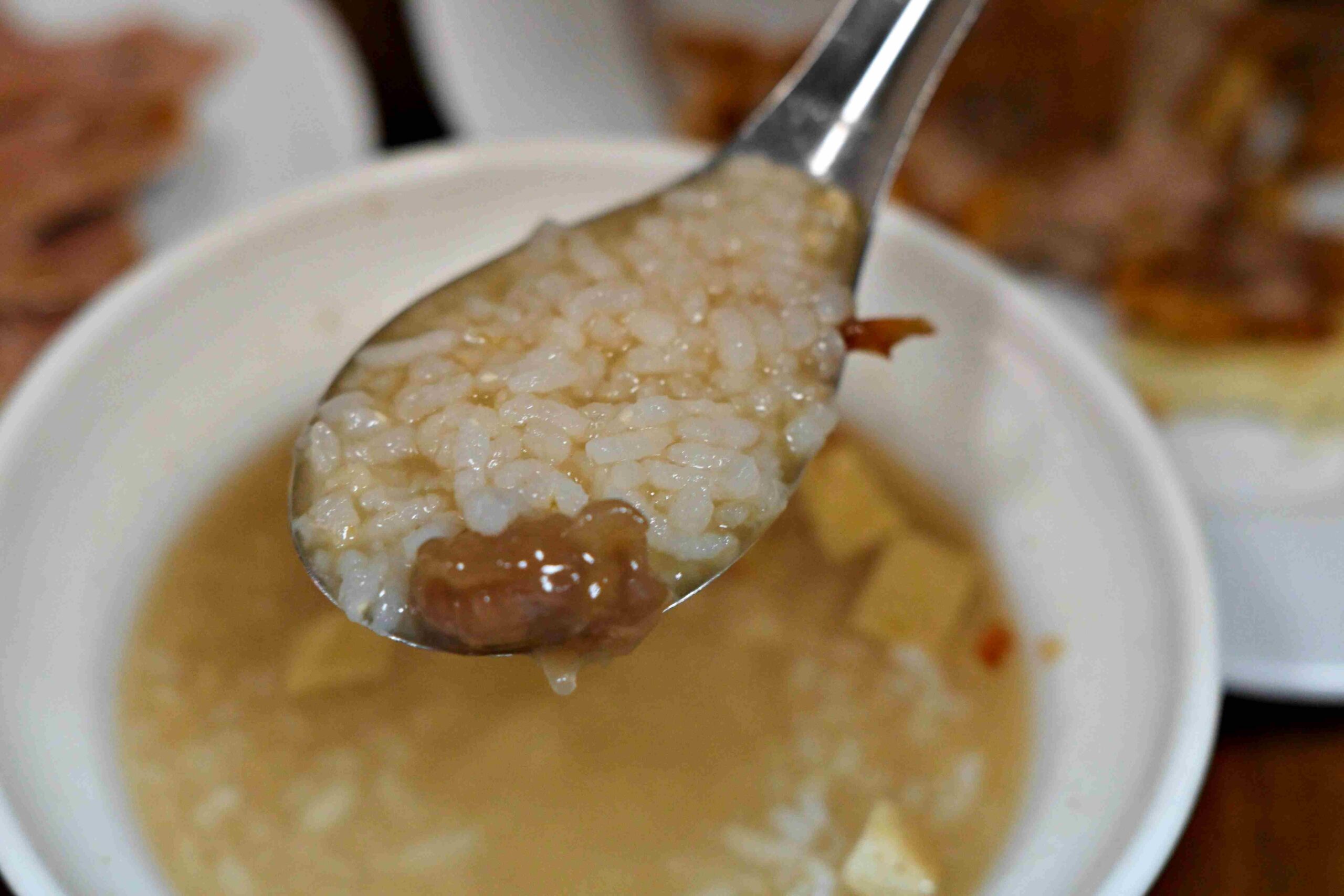 【龍山寺美食】周記肉粥店，一碗15元肉粥無限續湯與酥脆紅燒肉推薦 (菜單) @趙先生吃飯