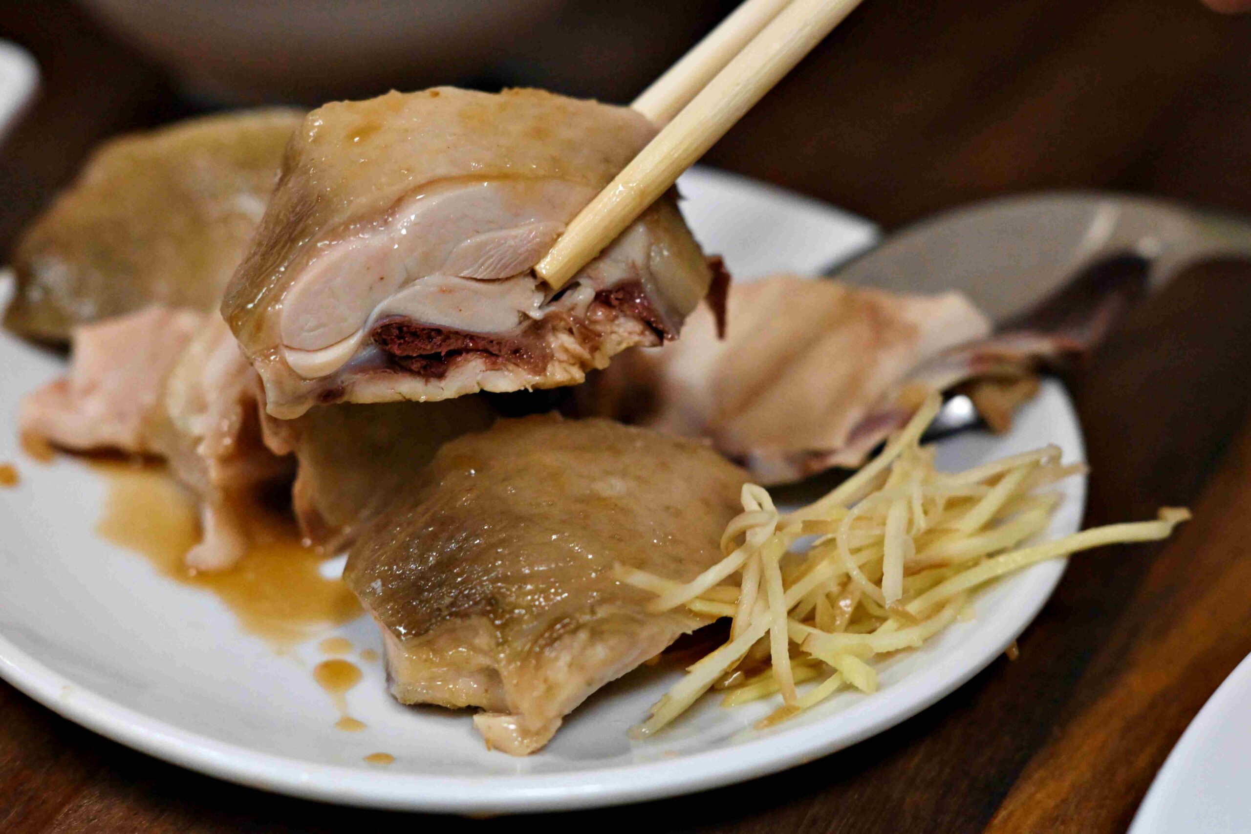 【龍山寺美食】周記肉粥店，一碗15元肉粥無限續湯與酥脆紅燒肉推薦 (菜單) @趙先生吃飯