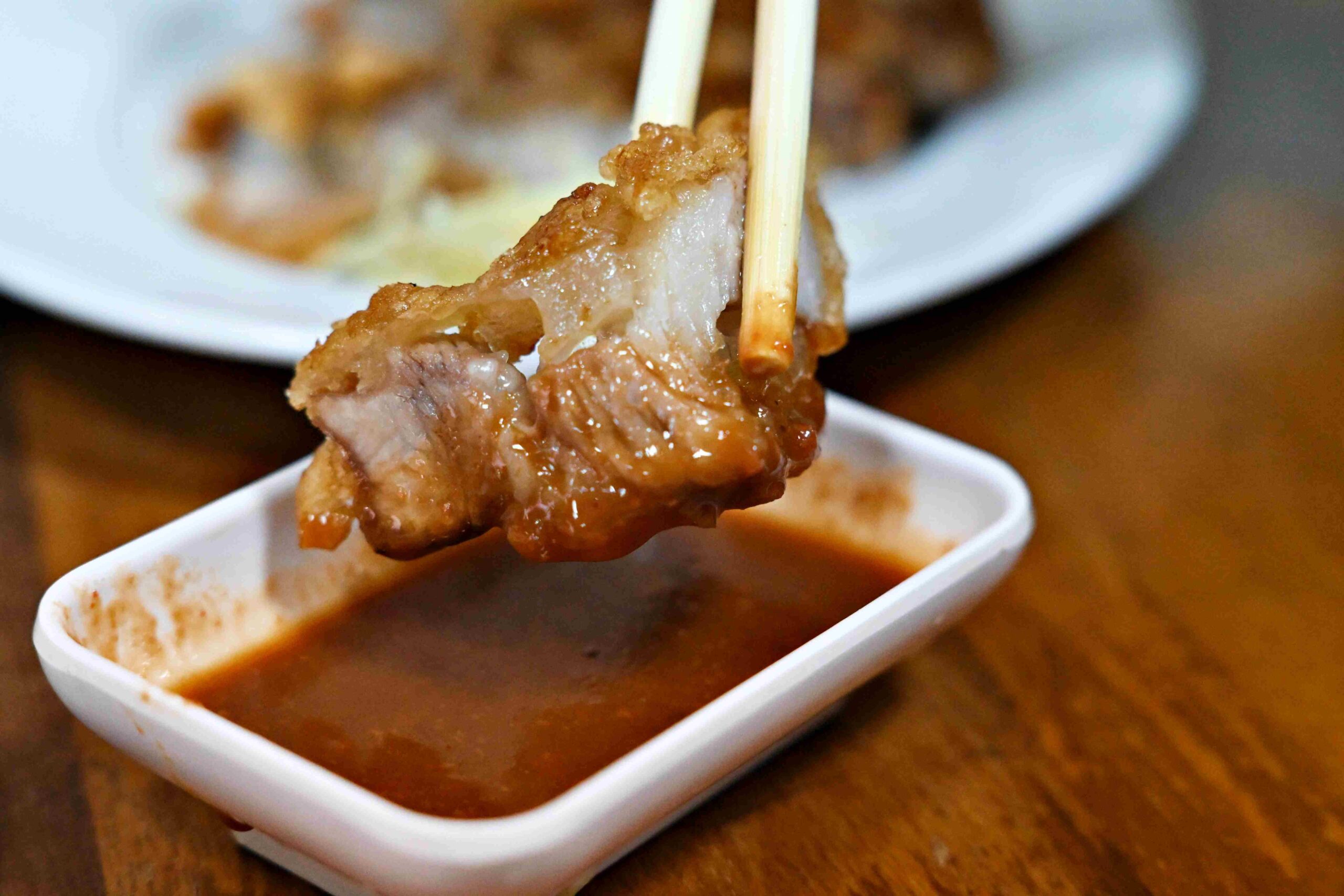 【龍山寺美食】周記肉粥店，一碗15元肉粥無限續湯與酥脆紅燒肉推薦 (菜單) @趙先生吃飯