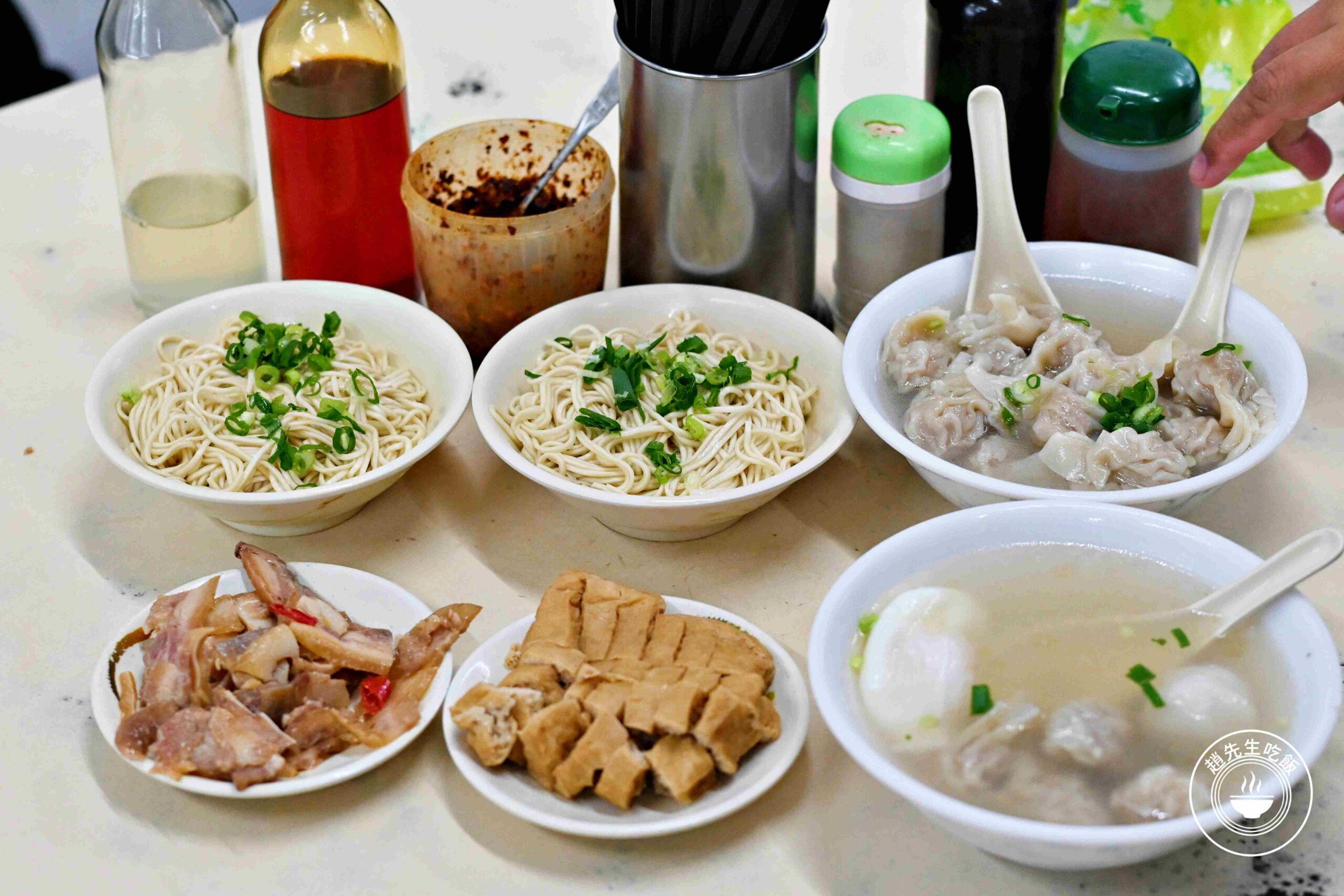 【龍山寺美食】周記肉粥店，一碗15元肉粥無限續湯與酥脆紅燒肉推薦 (菜單) @趙先生吃飯