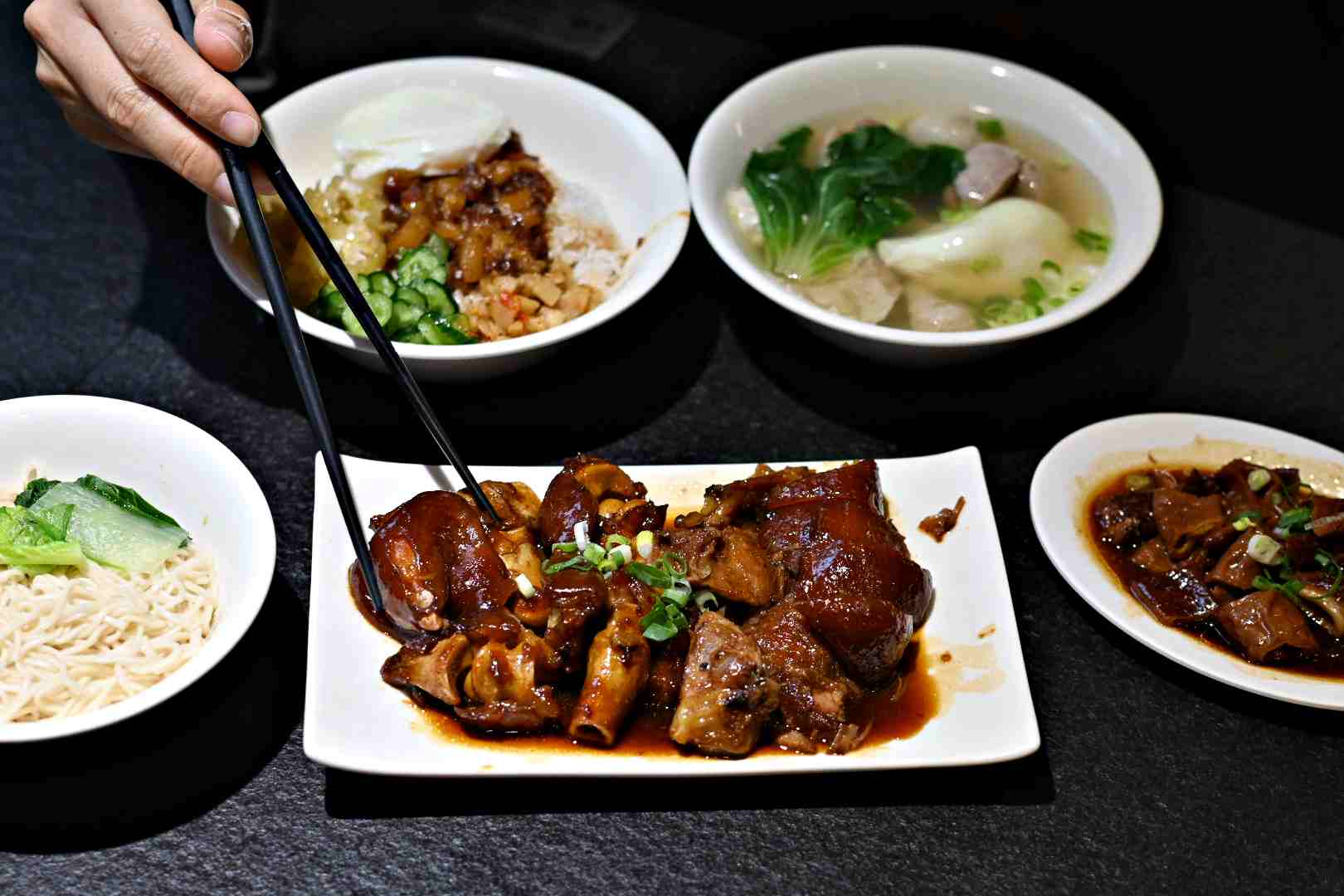 【西門美食】西門麵店銷魂豬腳飯，60年老店24小時營業，必點銷魂豬腳飯配半熟蛋 (菜單) @趙先生吃飯