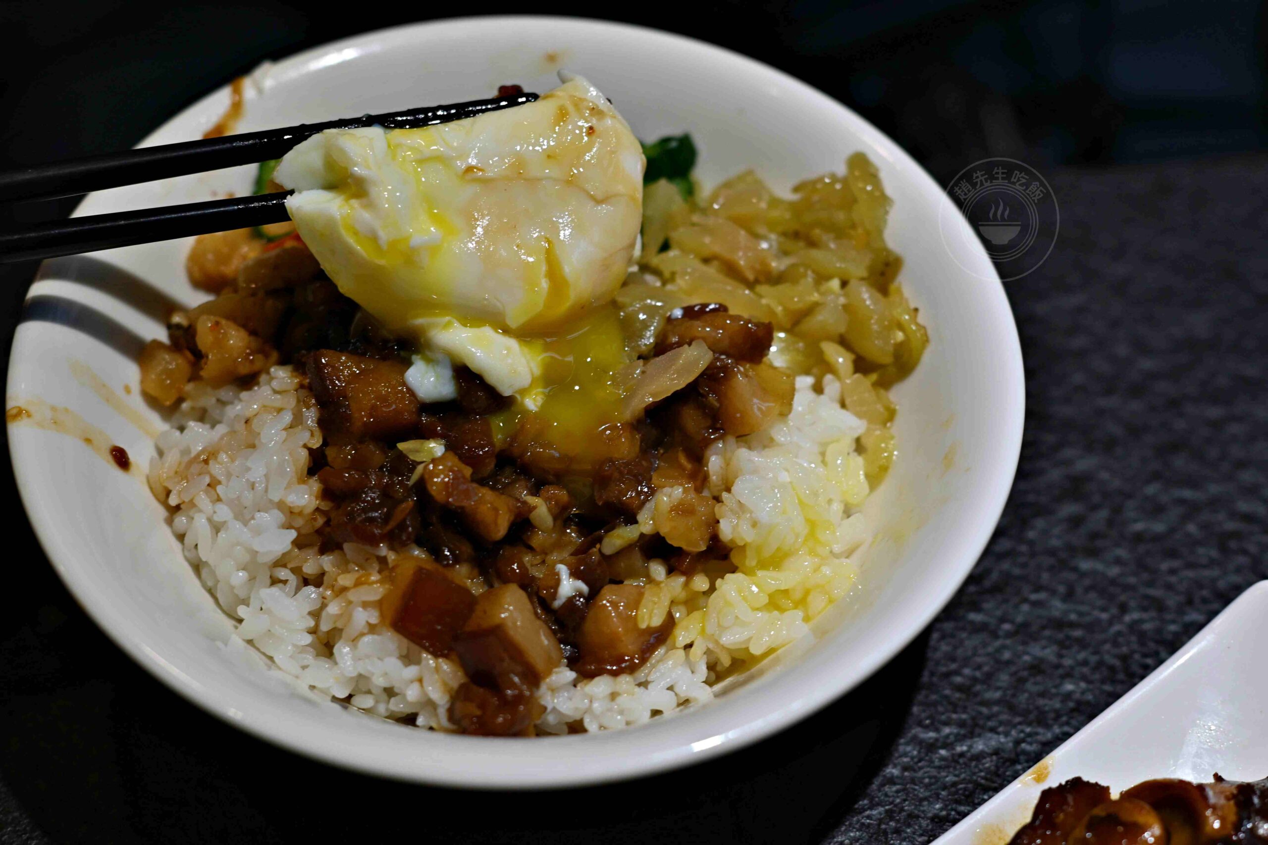 【西門美食】西門麵店銷魂豬腳飯，60年老店24小時營業，必點銷魂豬腳飯配半熟蛋 (菜單) @趙先生吃飯