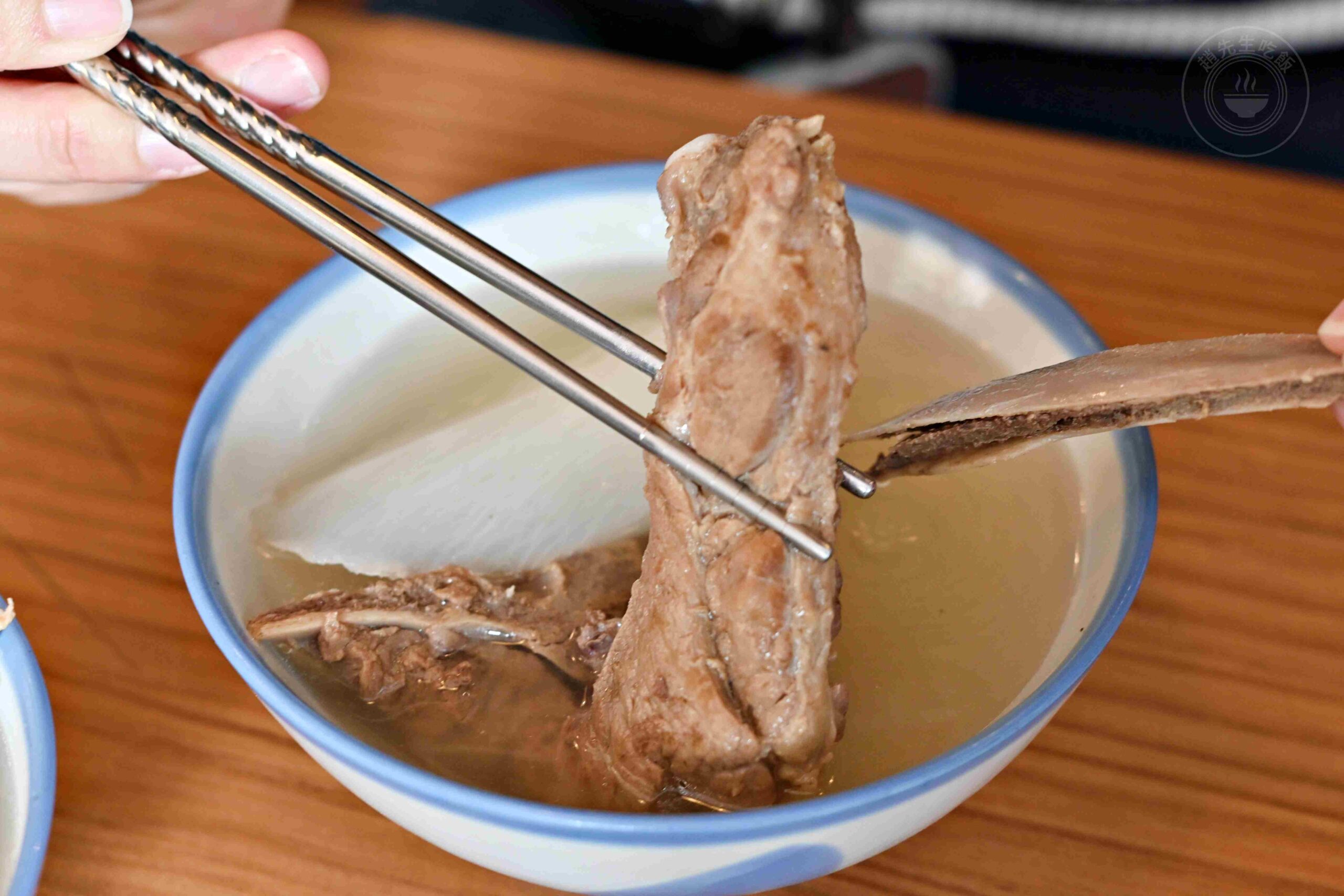 【南京復興美食】排骨湯 高麗菜飯，只賣兩樣生意好到爆，蘿蔔排骨湯好喝可加湯推薦(菜單) @趙先生吃飯