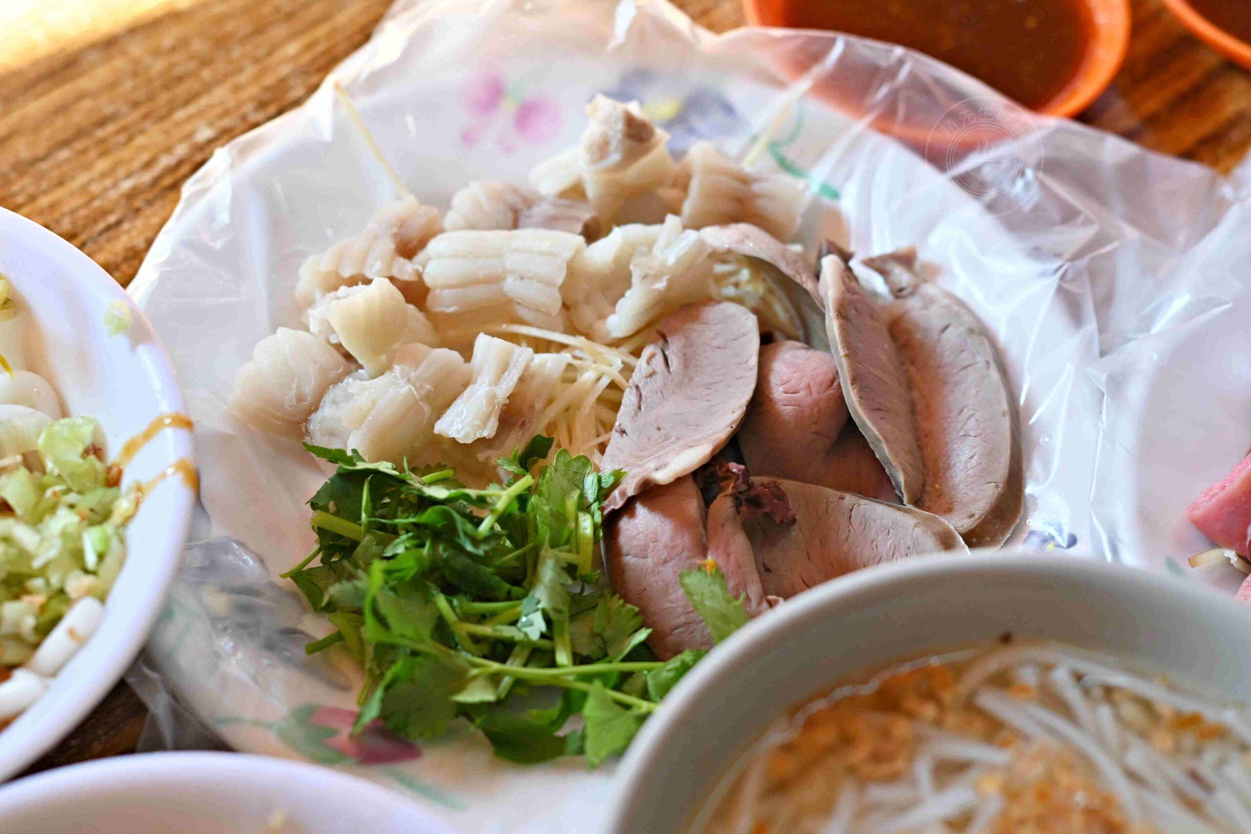 【三重美食】麗紅米粉湯，傳承三代80年市場老字號，手工大腸頭、米粉湯黑白切都推薦(菜單) @趙先生吃飯