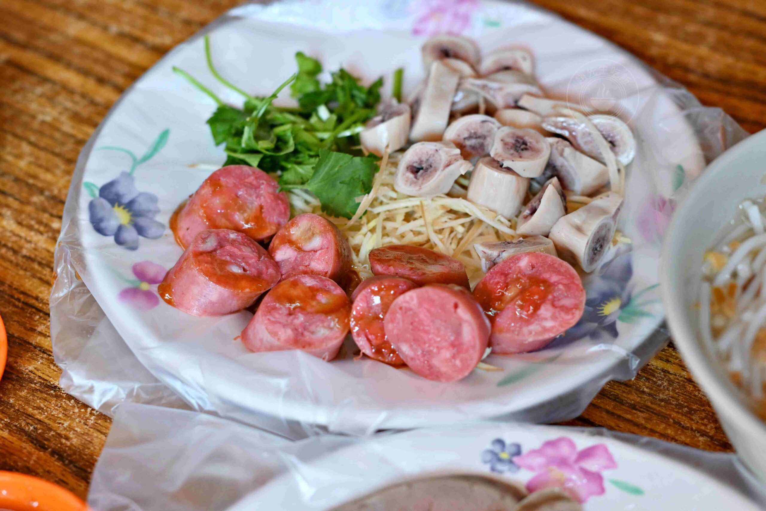 【三重美食】麗紅米粉湯，傳承三代80年市場老字號，手工大腸頭、米粉湯黑白切都推薦(菜單) @趙先生吃飯