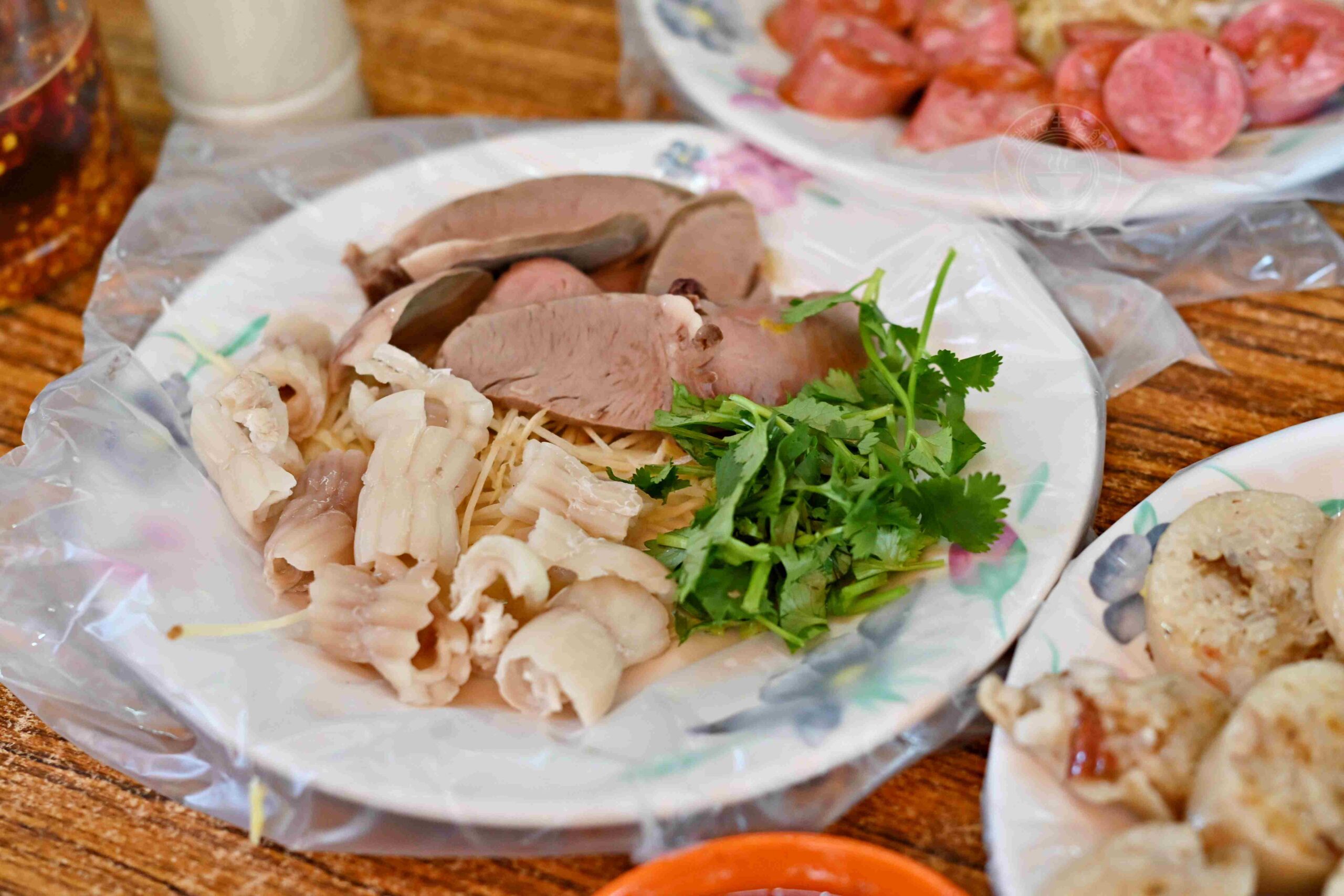 【三重美食】麗紅米粉湯，傳承三代80年市場老字號，手工大腸頭、米粉湯黑白切都推薦(菜單) @趙先生吃飯