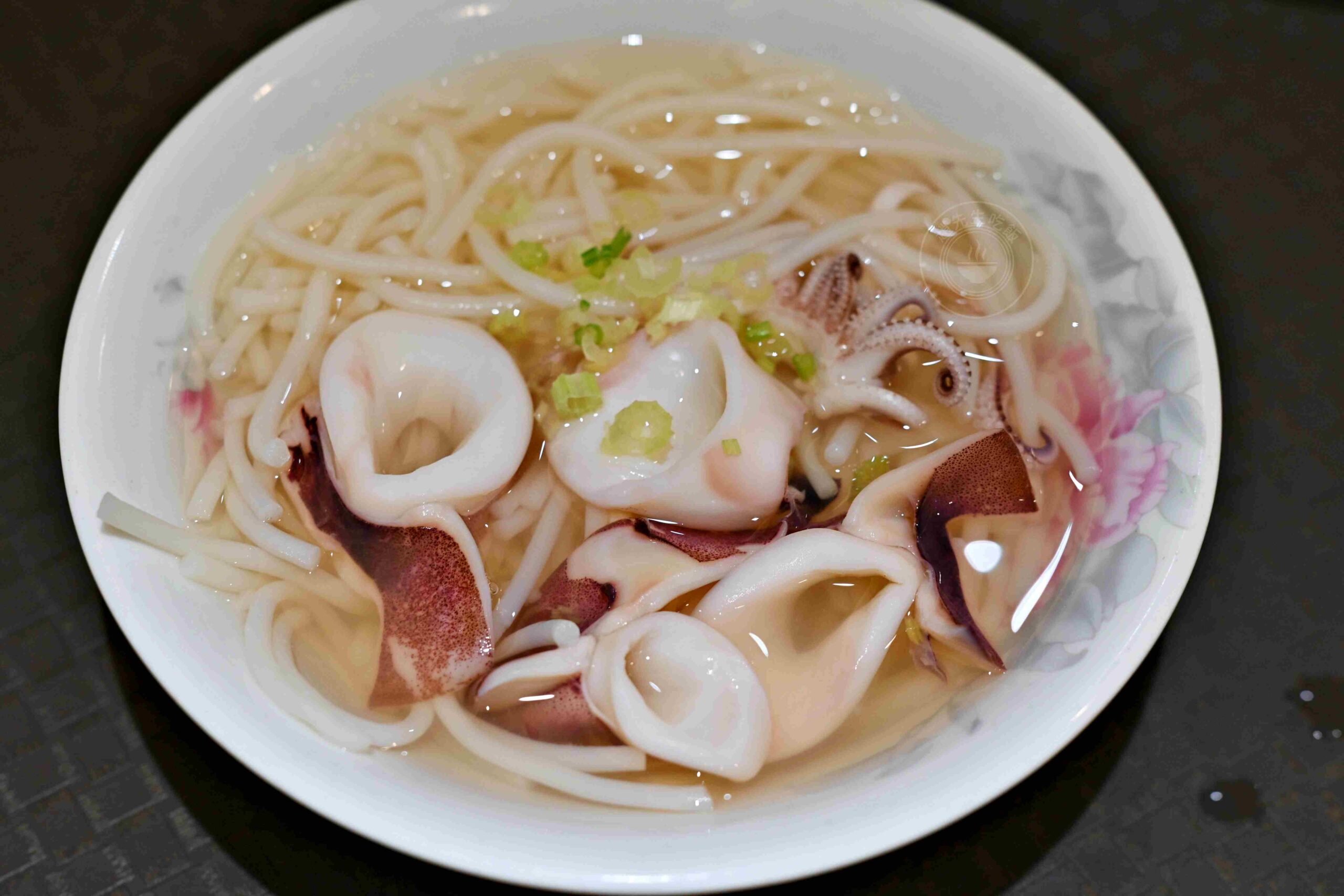 【台南美食】邱家小卷米粉，國華街排隊老店，小卷厚實又脆又甜推薦(菜單) @趙先生吃飯