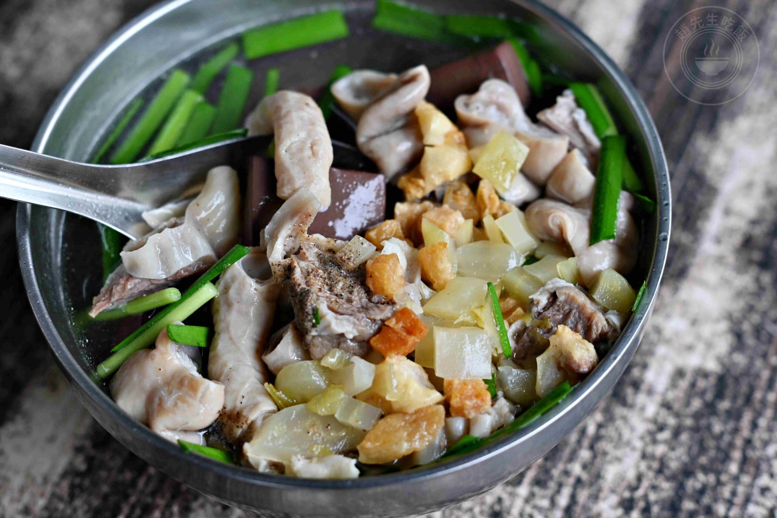 【台南美食】蔡家豬血湯，炒米粉濕潤入味超強，綜合豬血湯料滿到炸出來(菜單) @趙先生吃飯