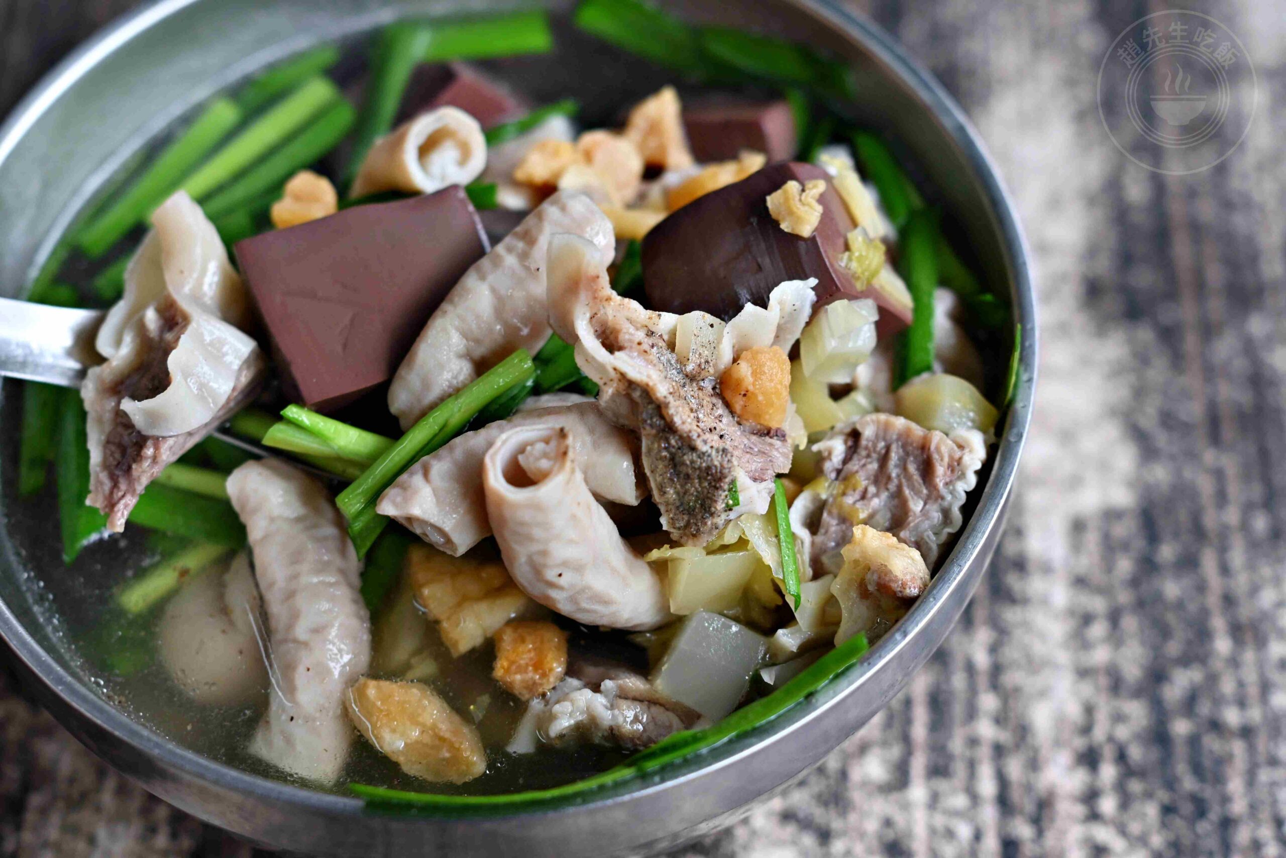 【台南美食】蔡家豬血湯，炒米粉濕潤入味超強，綜合豬血湯料滿到炸出來(菜單) @趙先生吃飯