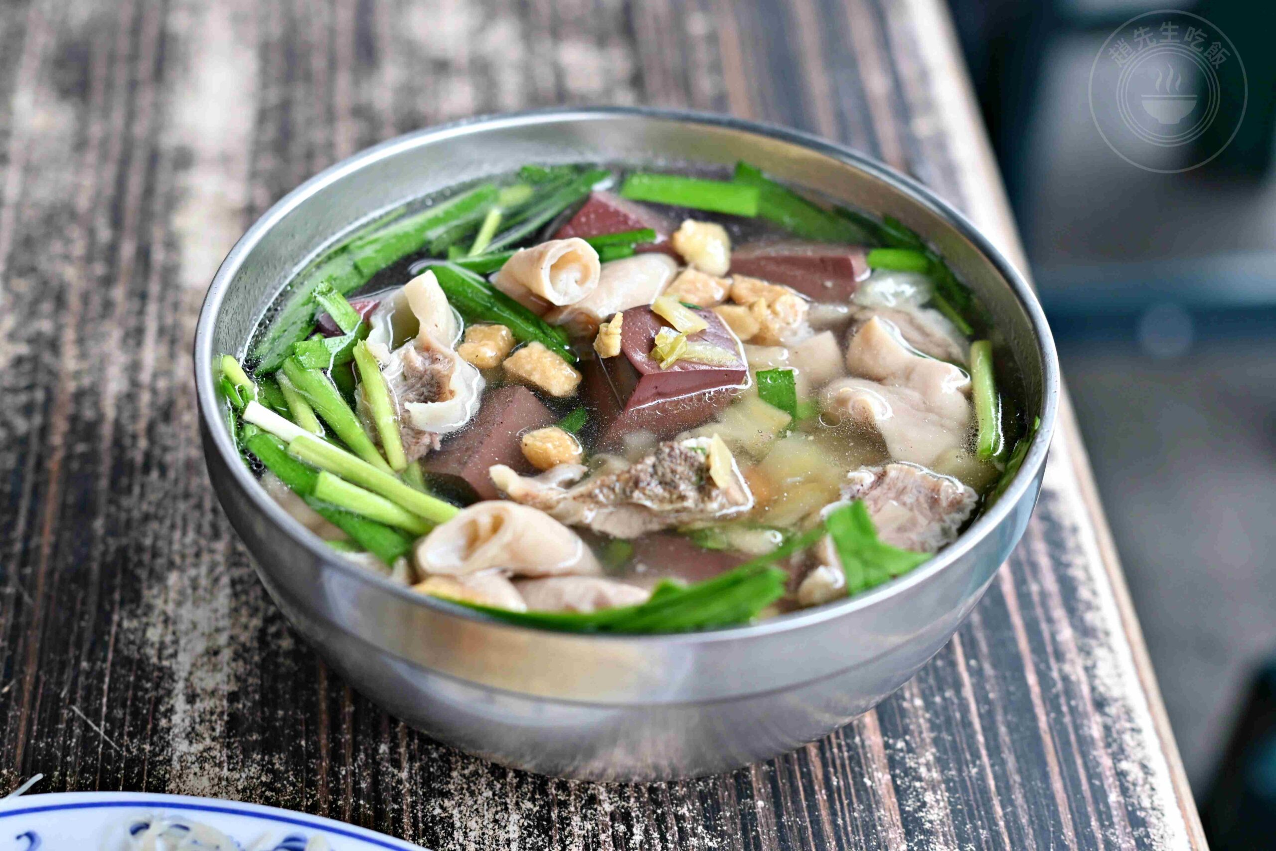 【台南美食】蔡家豬血湯，炒米粉濕潤入味超強，綜合豬血湯料滿到炸出來(菜單) @趙先生吃飯