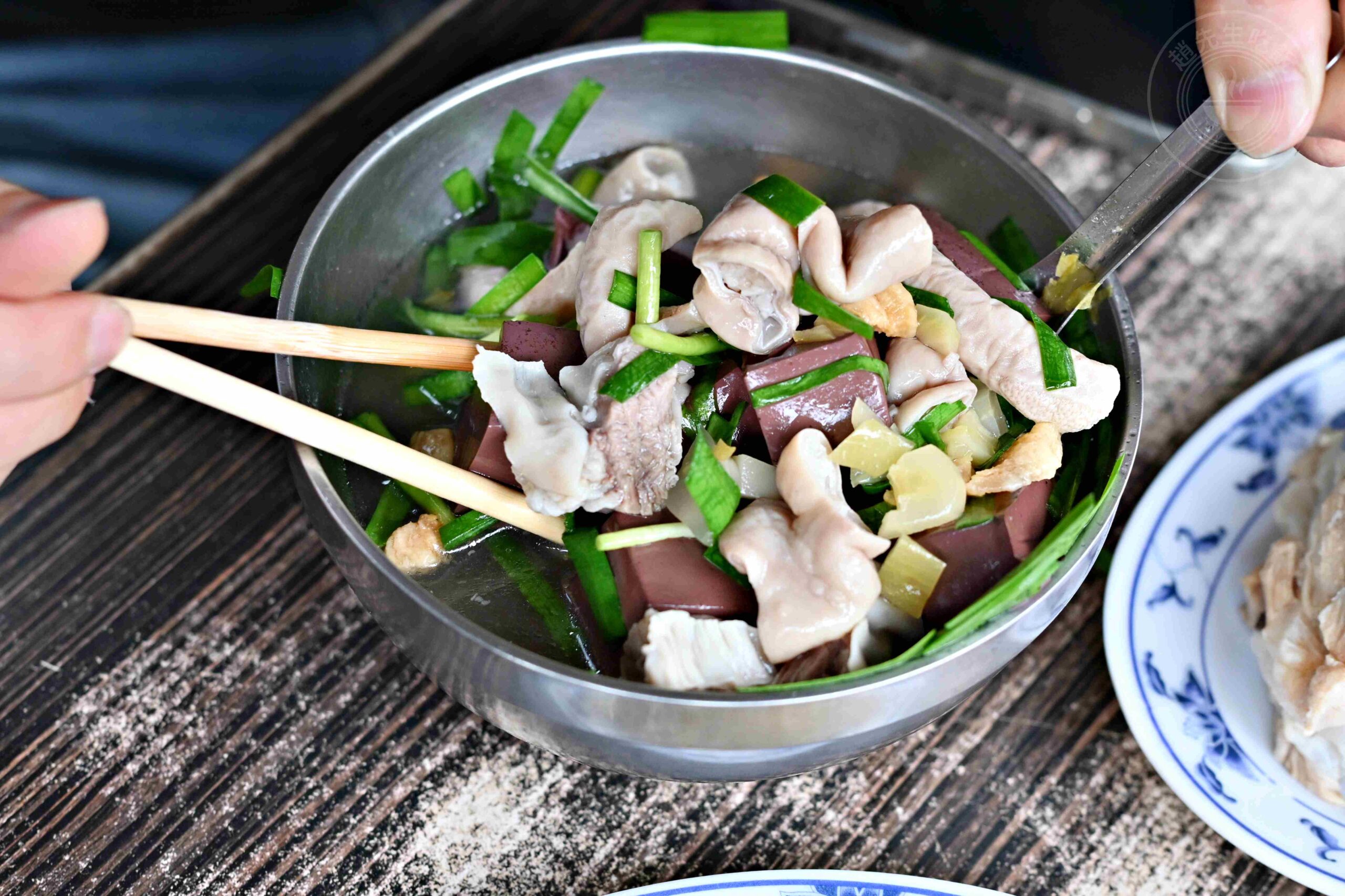 【台南美食】蔡家豬血湯，炒米粉濕潤入味超強，綜合豬血湯料滿到炸出來(菜單) @趙先生吃飯