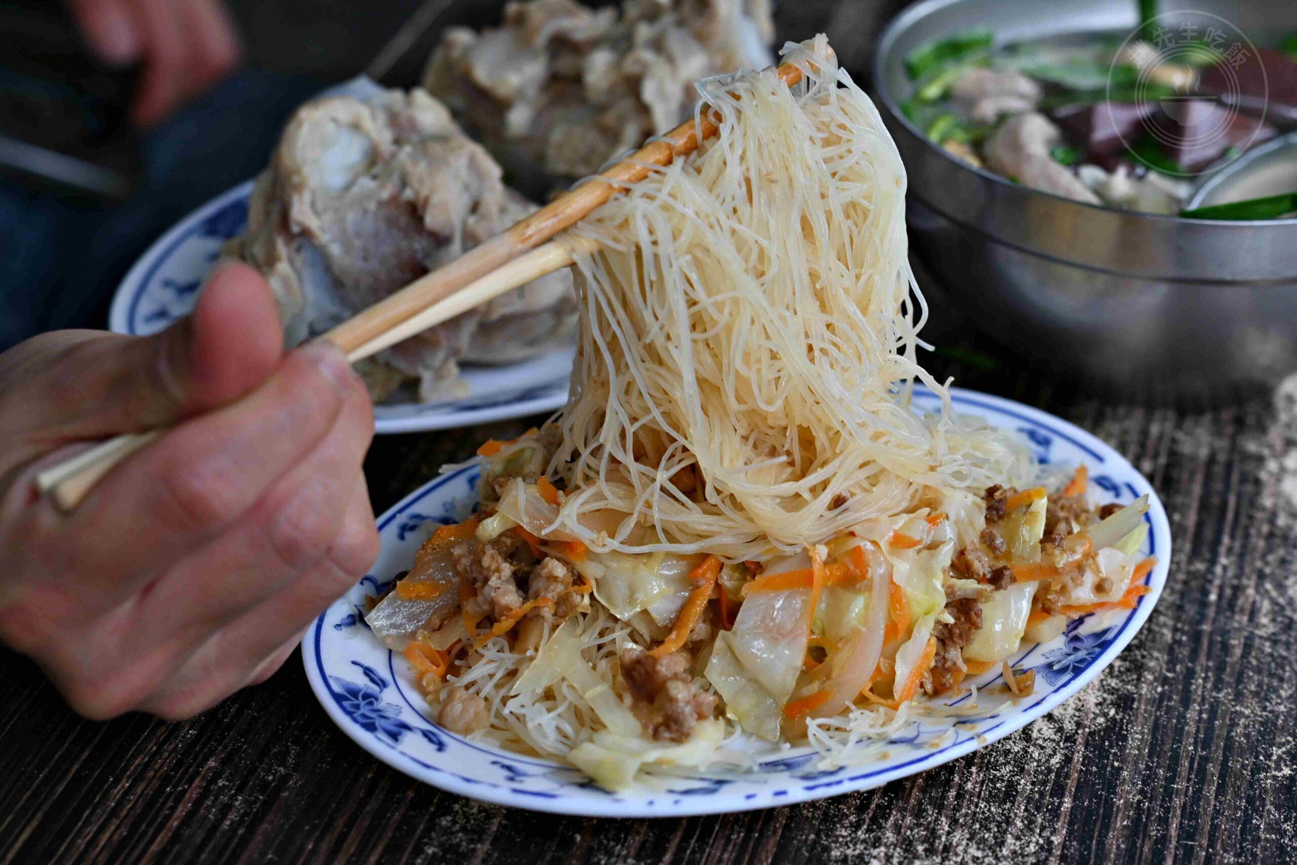 【台南美食】蔡家豬血湯，炒米粉濕潤入味超強，綜合豬血湯料滿到炸出來(菜單) @趙先生吃飯