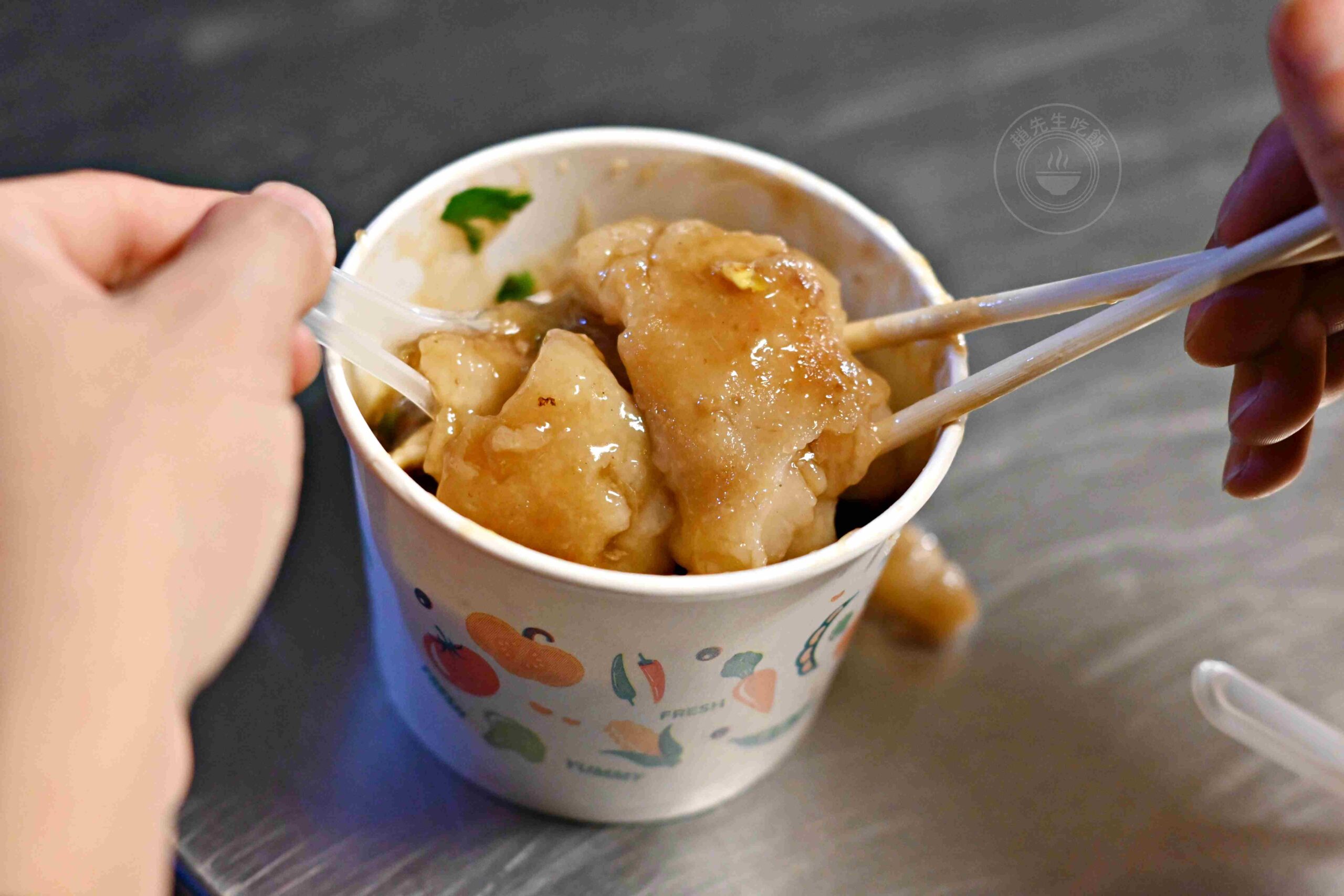 【台南美食】陳記大灣粿仔，大灣黃昏市場60年排隊老店，靈魂醬汁小吃推薦加蛋(菜單) @趙先生吃飯