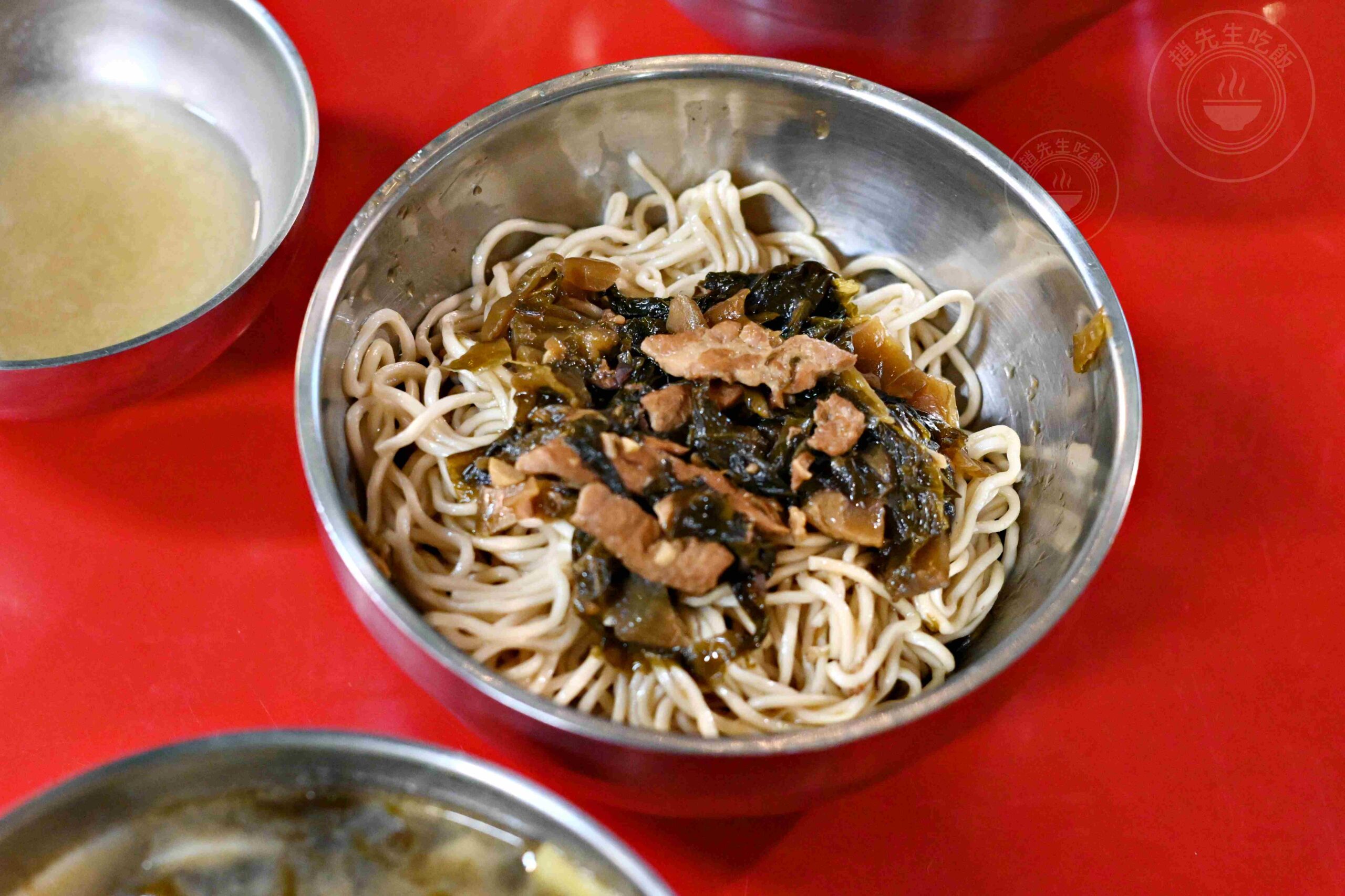 【台南東區美食】Walking Su 藥膳麻油雞，人氣排隊店，必點隱藏版酸菜乾麵配雞湯(菜單) @趙先生吃飯